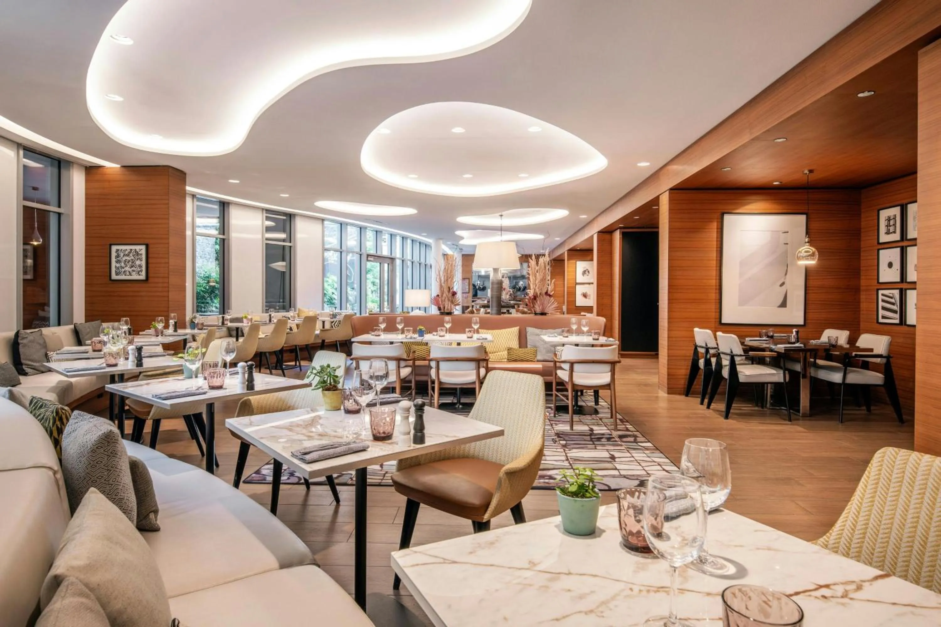 Restaurant/places to eat in Renaissance Paris Republique Hotel & Spa