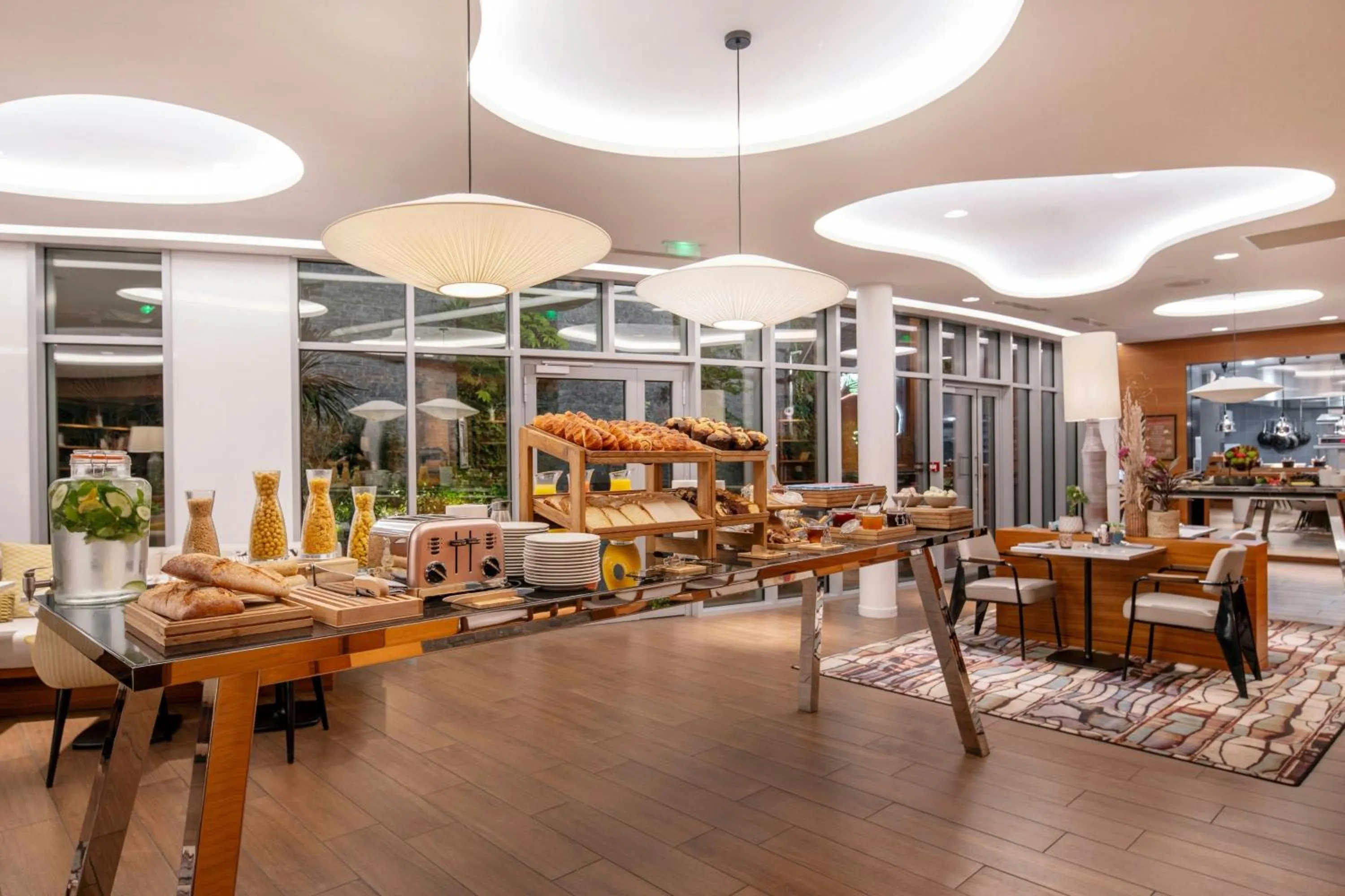 Restaurant/places to eat in Renaissance Paris Republique Hotel & Spa