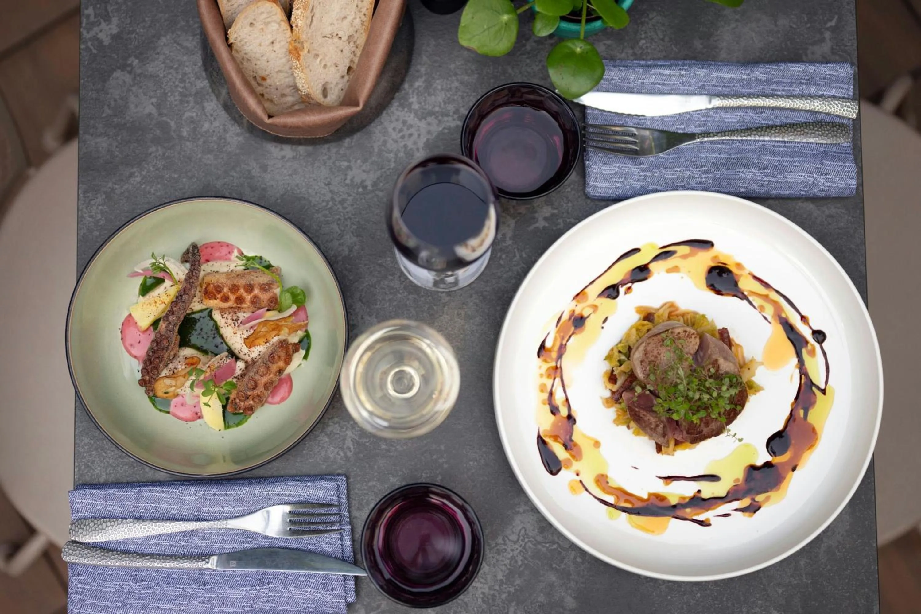 Restaurant/places to eat in Renaissance Paris Republique Hotel & Spa