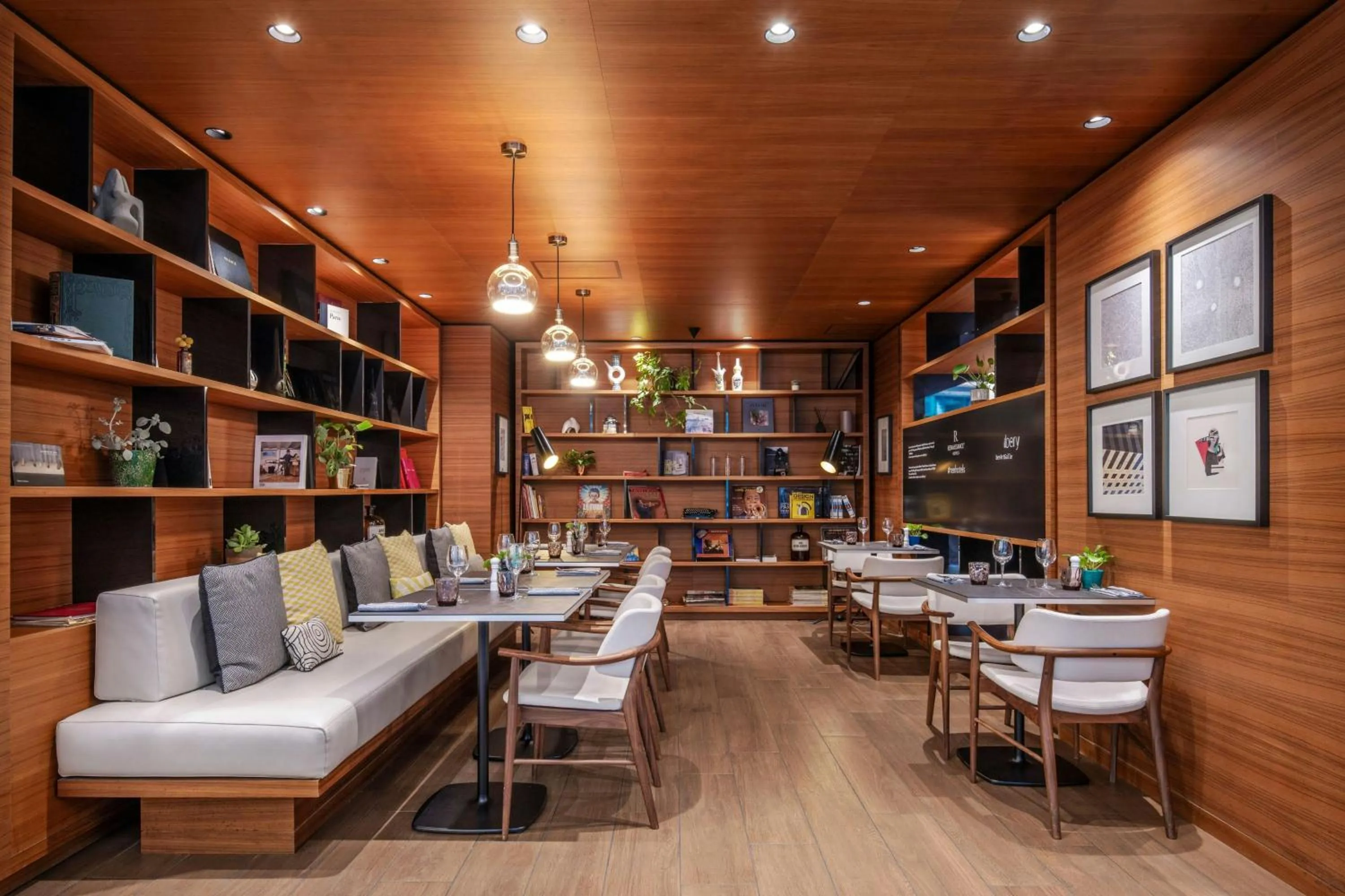 Restaurant/places to eat in Renaissance Paris Republique Hotel & Spa