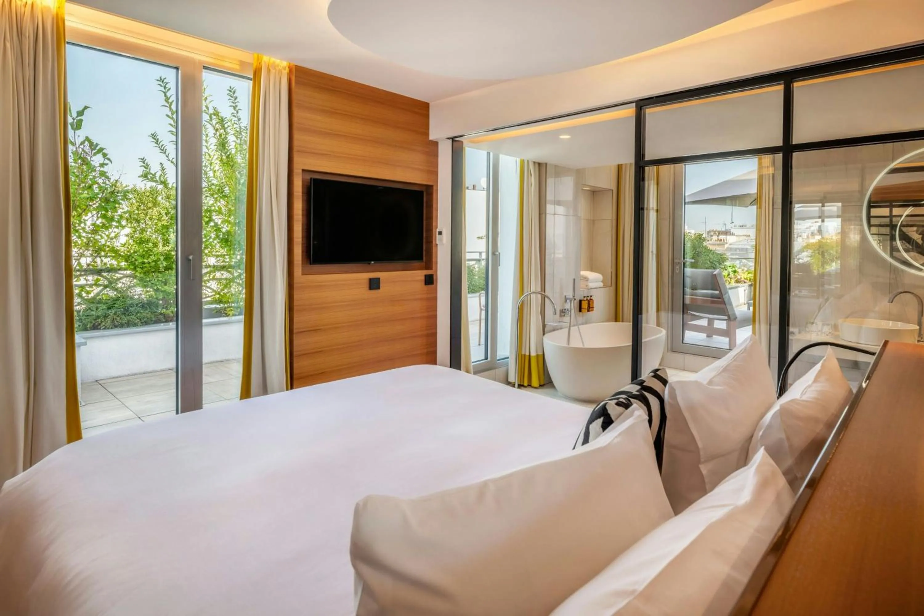 Bathroom, Bed in Renaissance Paris Republique Hotel & Spa