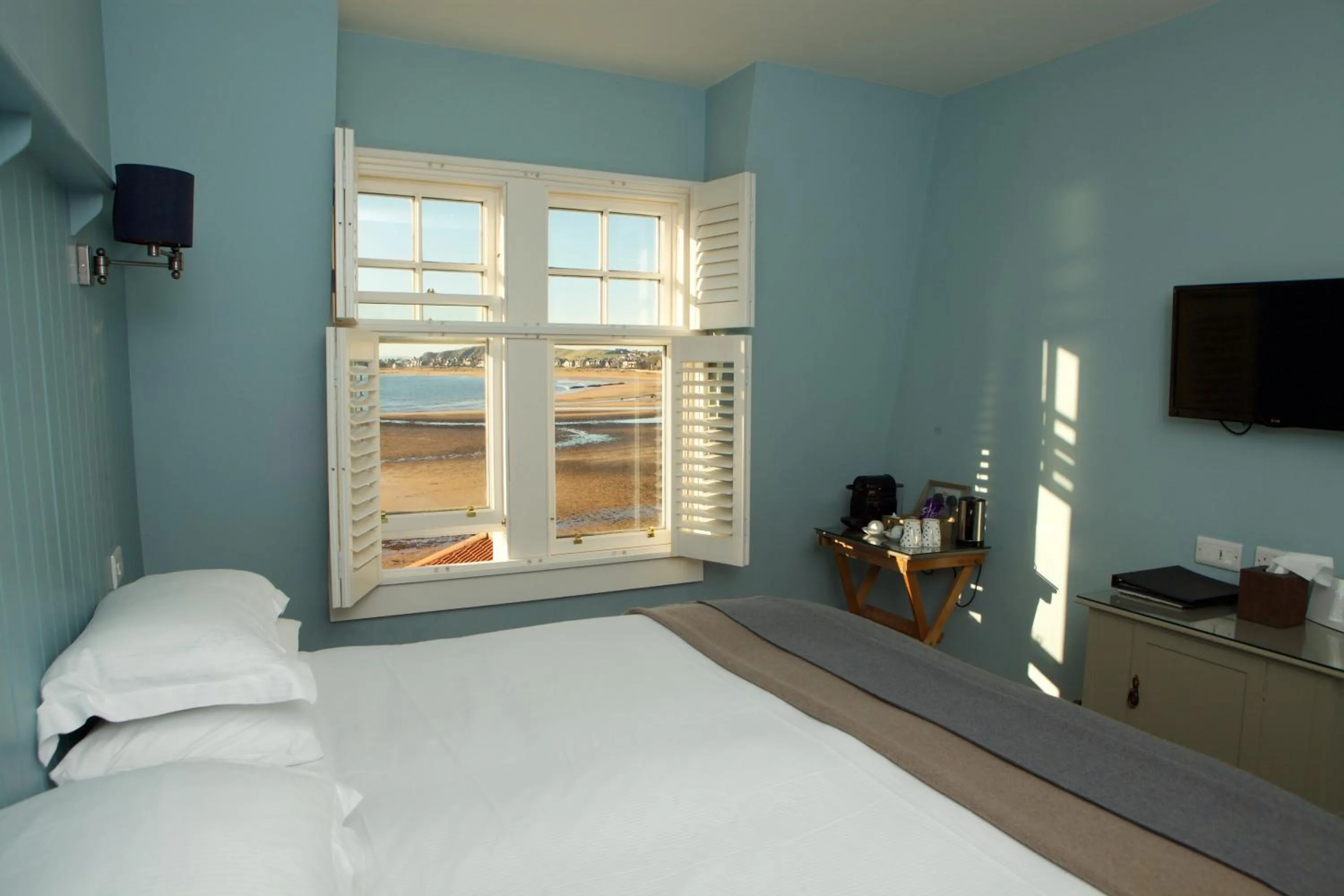 Bedroom, Bed in The Ship Inn