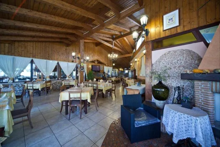 Restaurant/places to eat in Hotel Happy Days