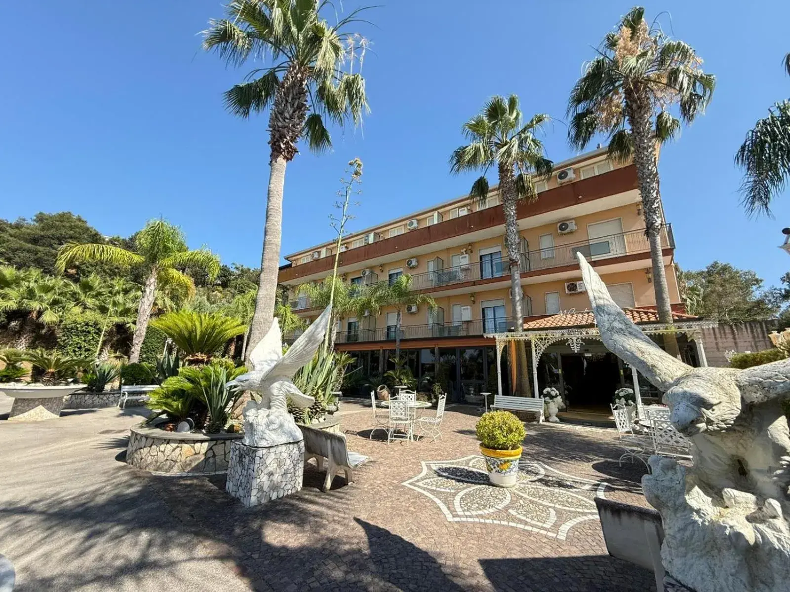 Property building in Hotel Happy Days Property building in Hotel Happy Days