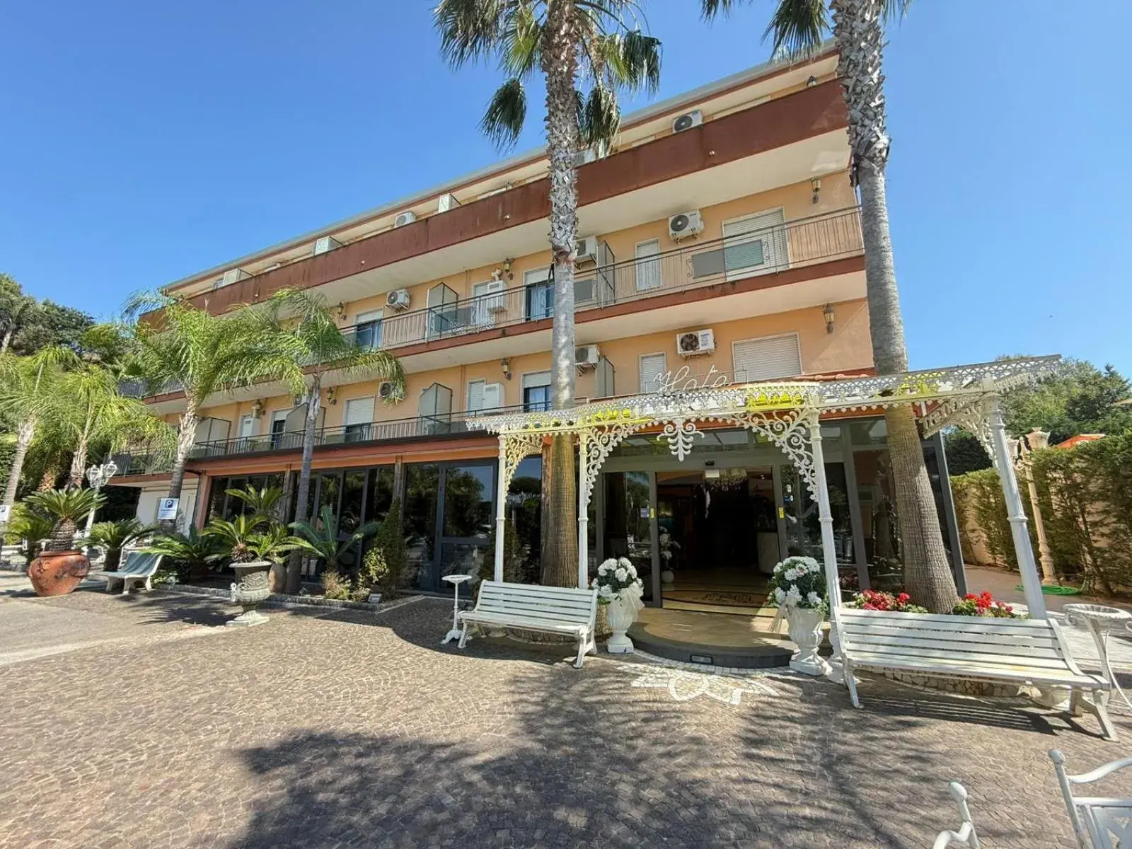 Property building in Hotel Happy Days Property building in Hotel Happy Days