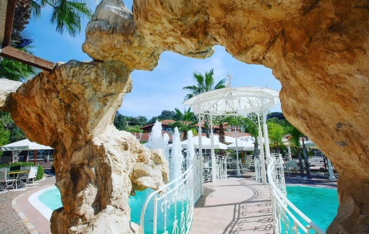 Swimming pool in Hotel Happy Days