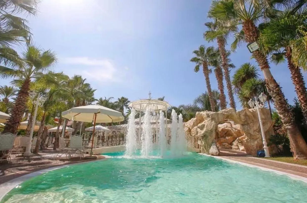 Swimming pool in Hotel Happy Days