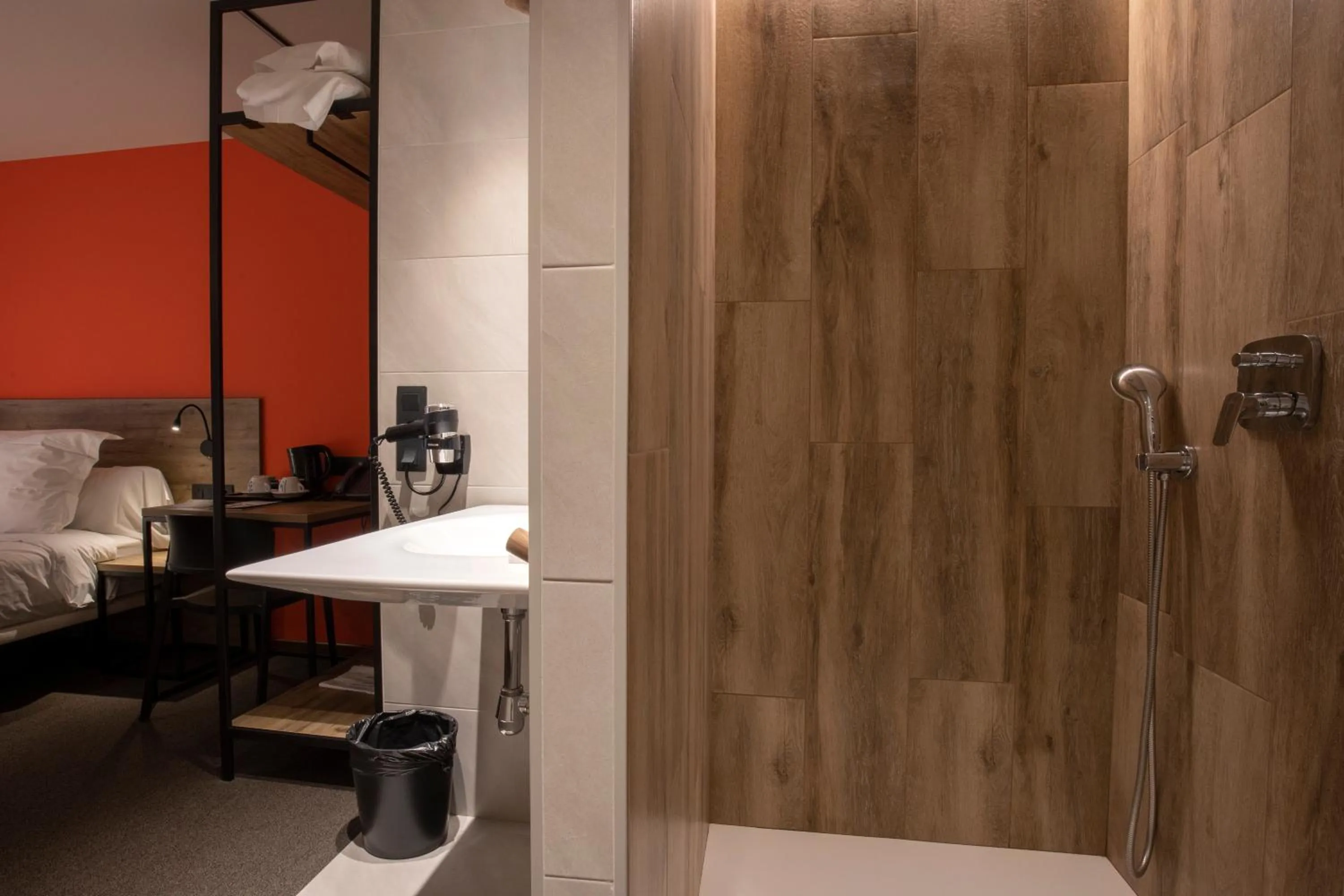 Shower, Bed in Pic Maià Mountain Hotel