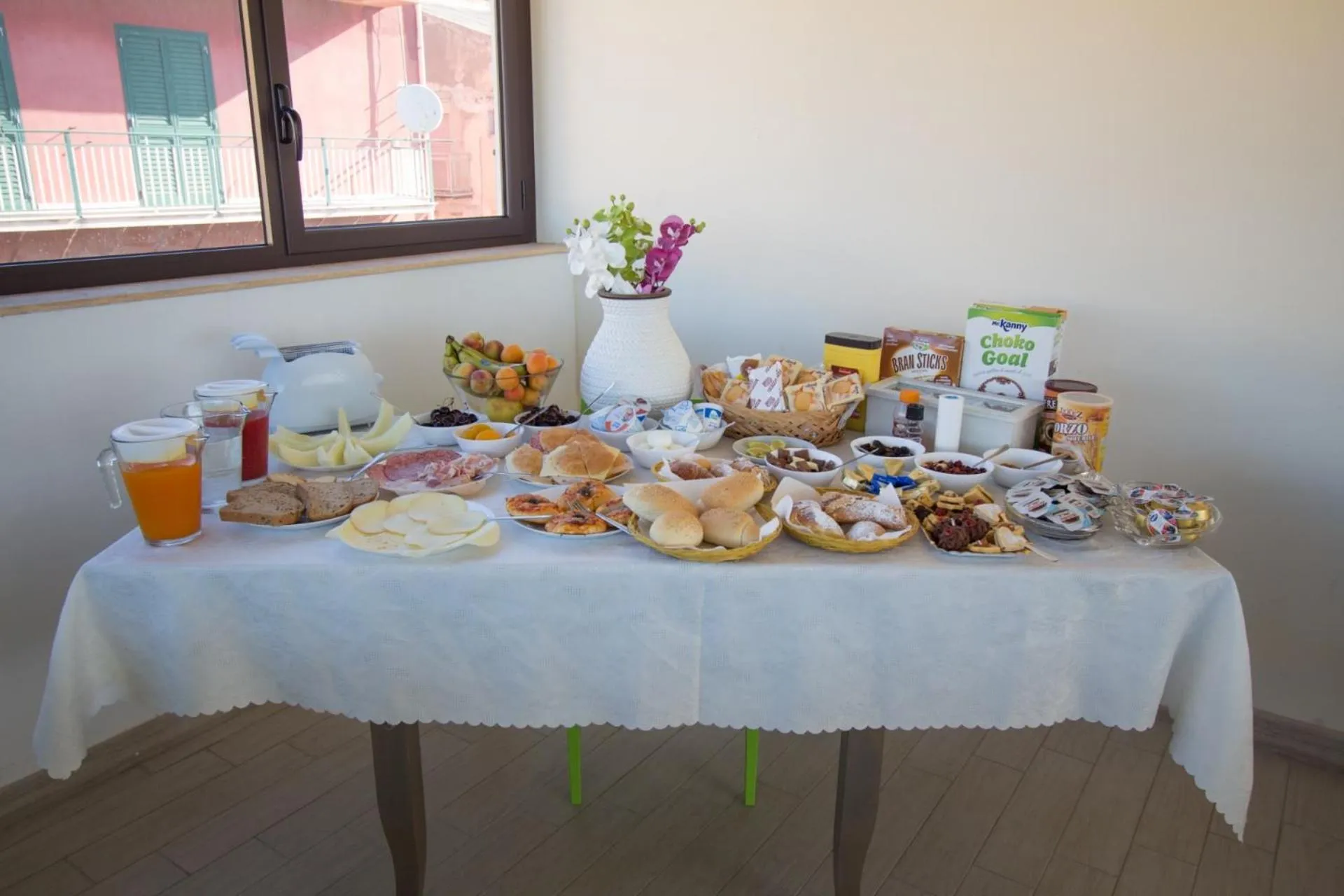 Buffet breakfast in B&B Baglio Santa Croce