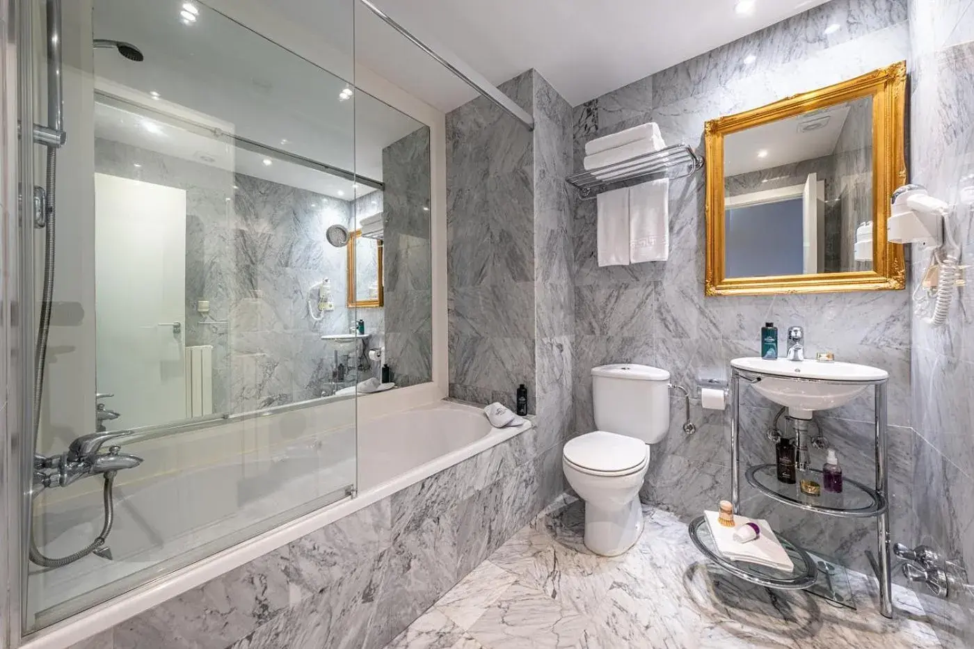 Bathroom in Hotel Caribou Bathroom in Hotel Caribou