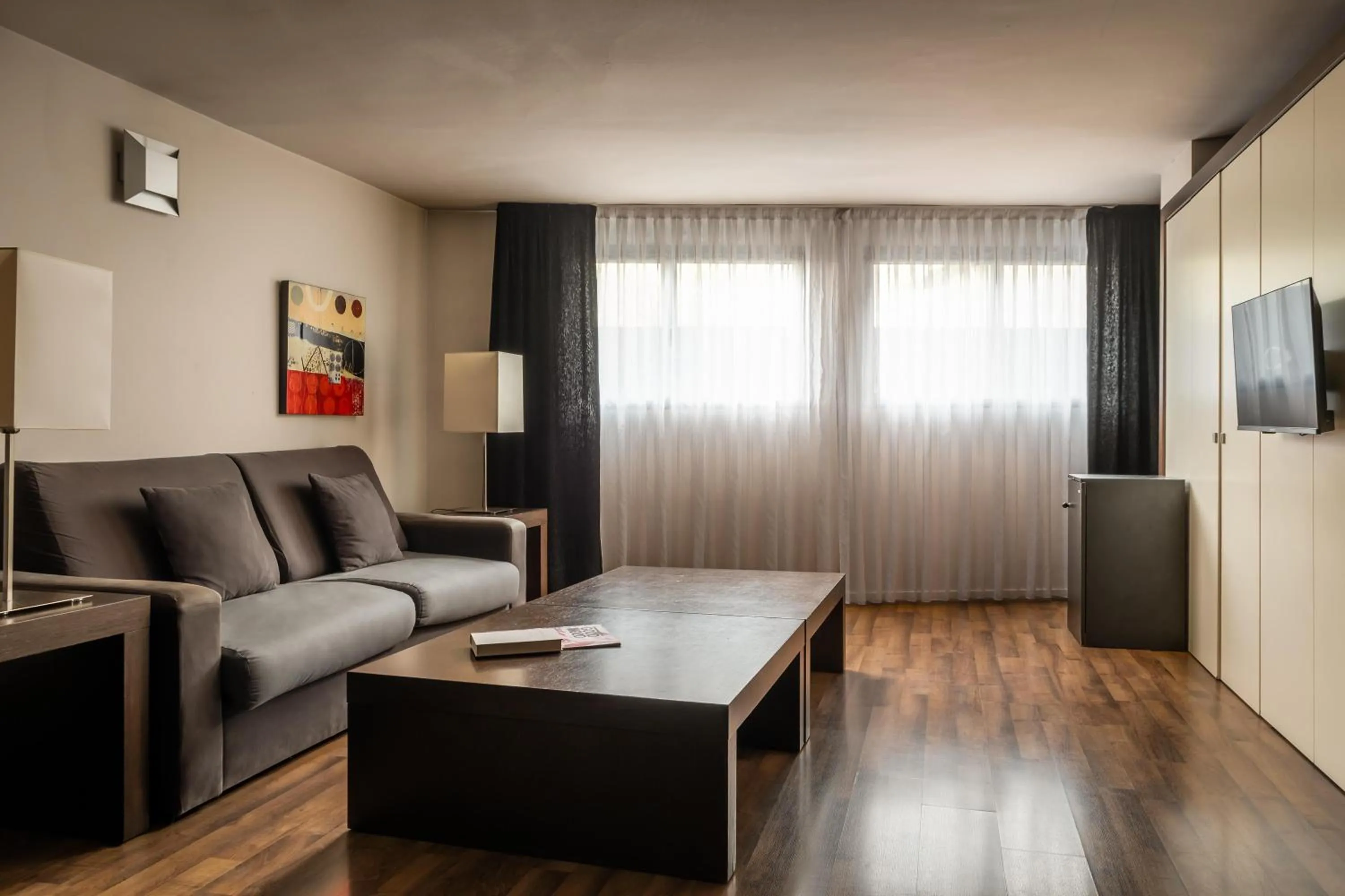 Photo of the whole room in ALEGRIA President