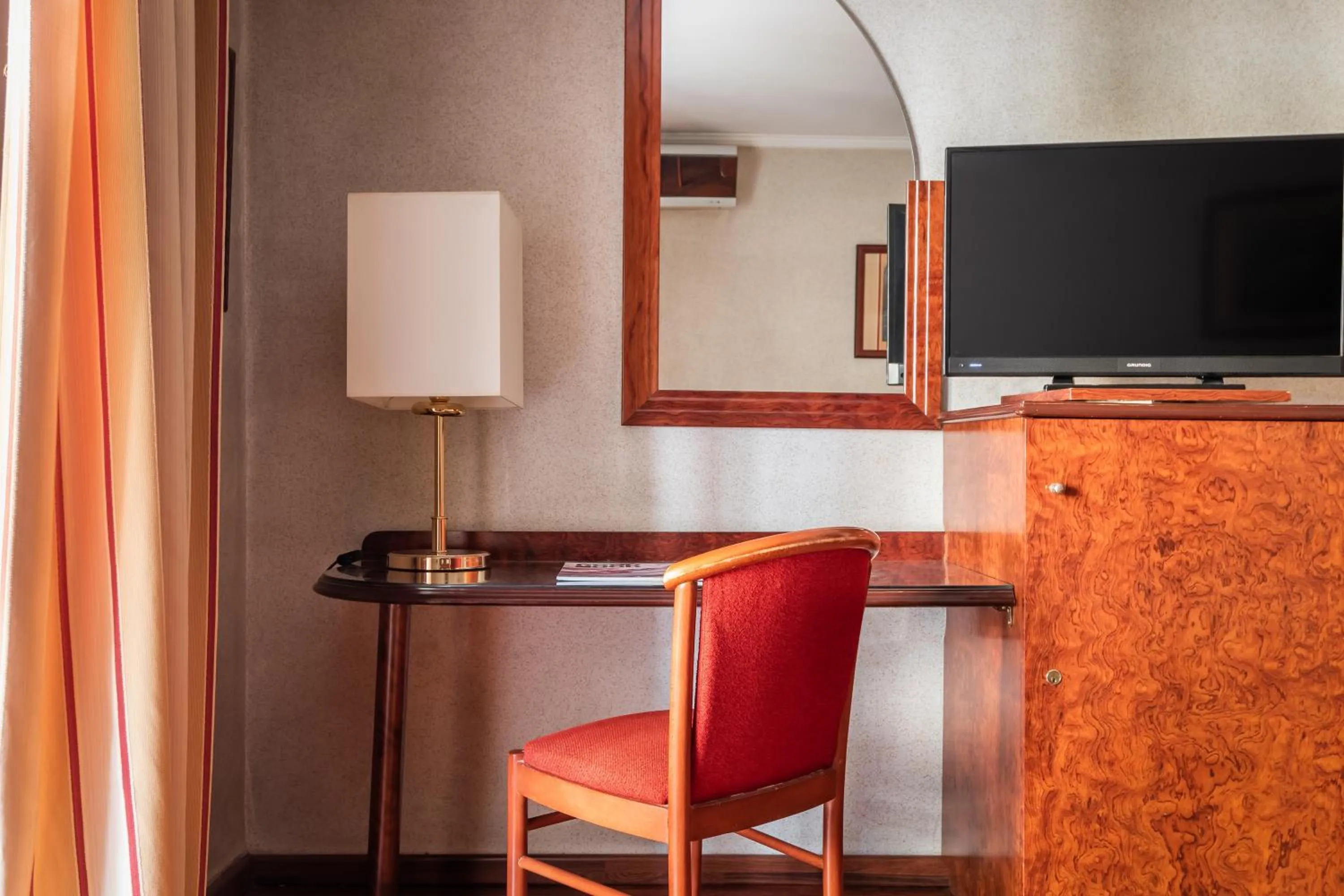 Photo of the whole room in ALEGRIA President