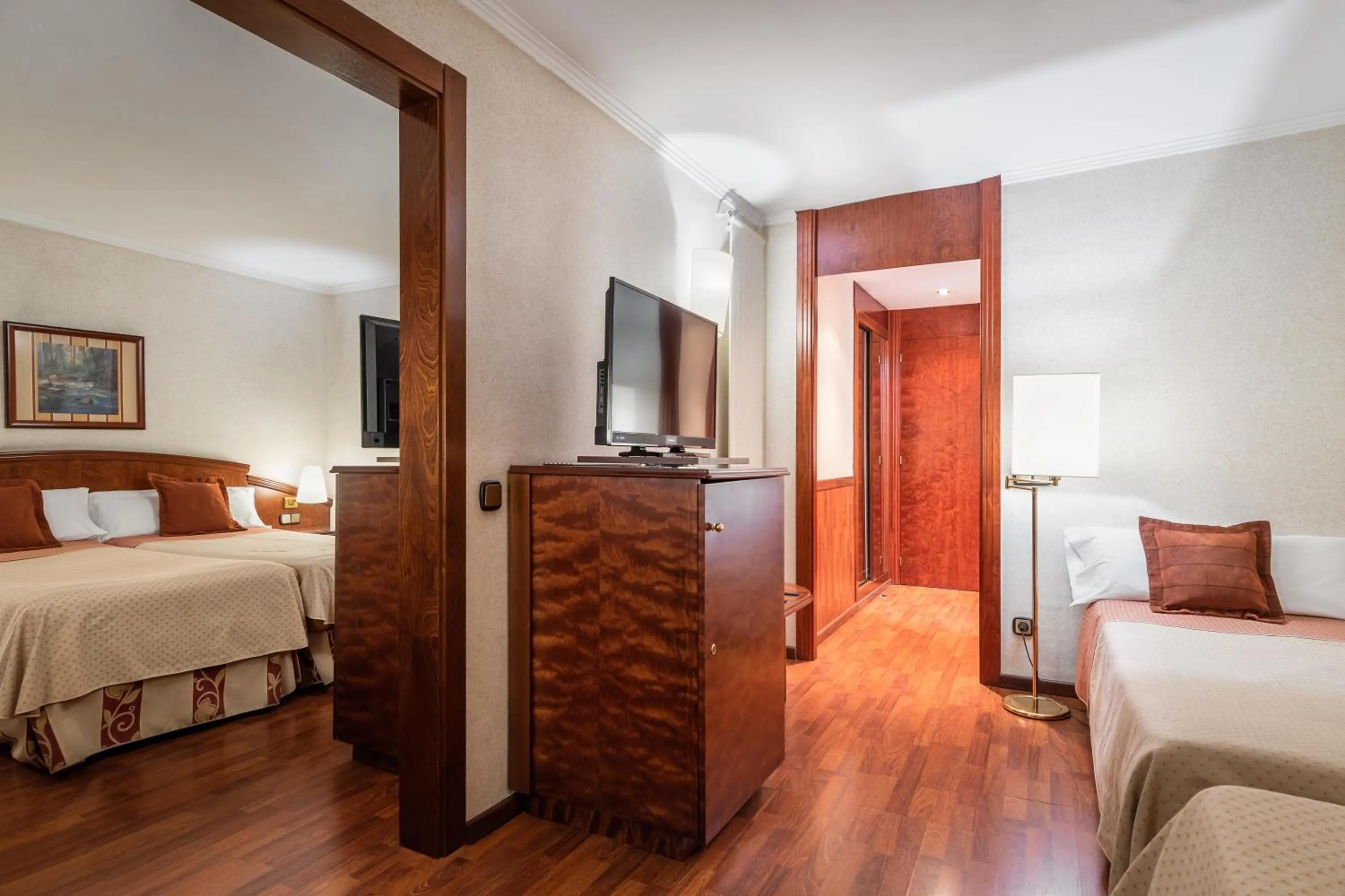 Photo of the whole room, Bed in ALEGRIA President