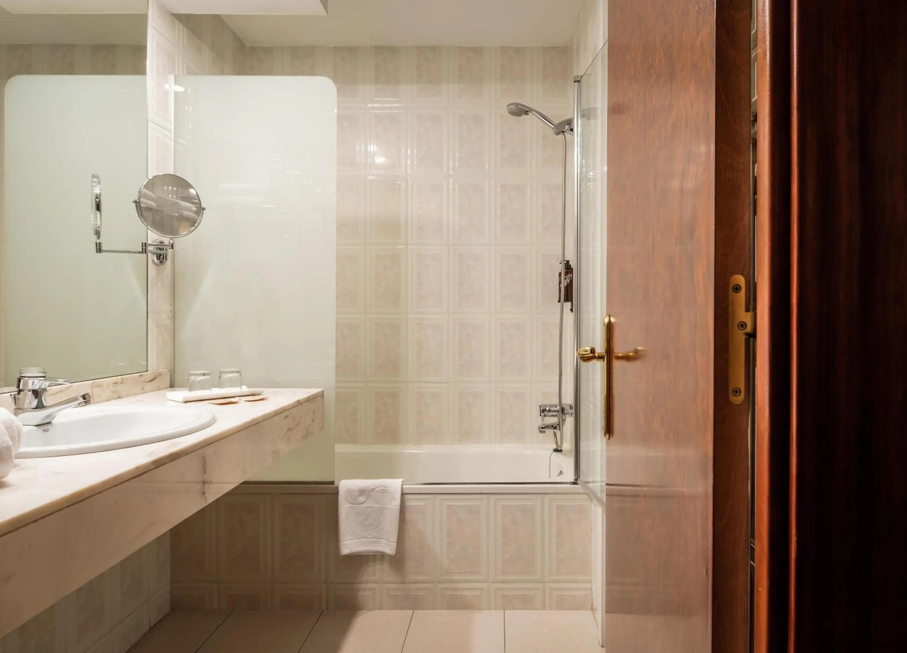 Bathroom in ALEGRIA President