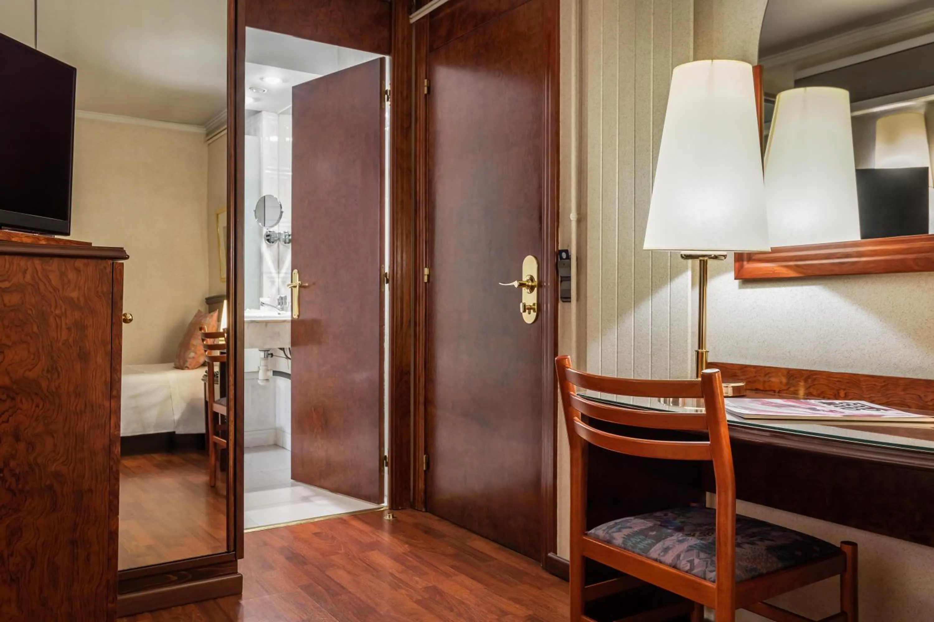 Photo of the whole room, Bed in ALEGRIA President