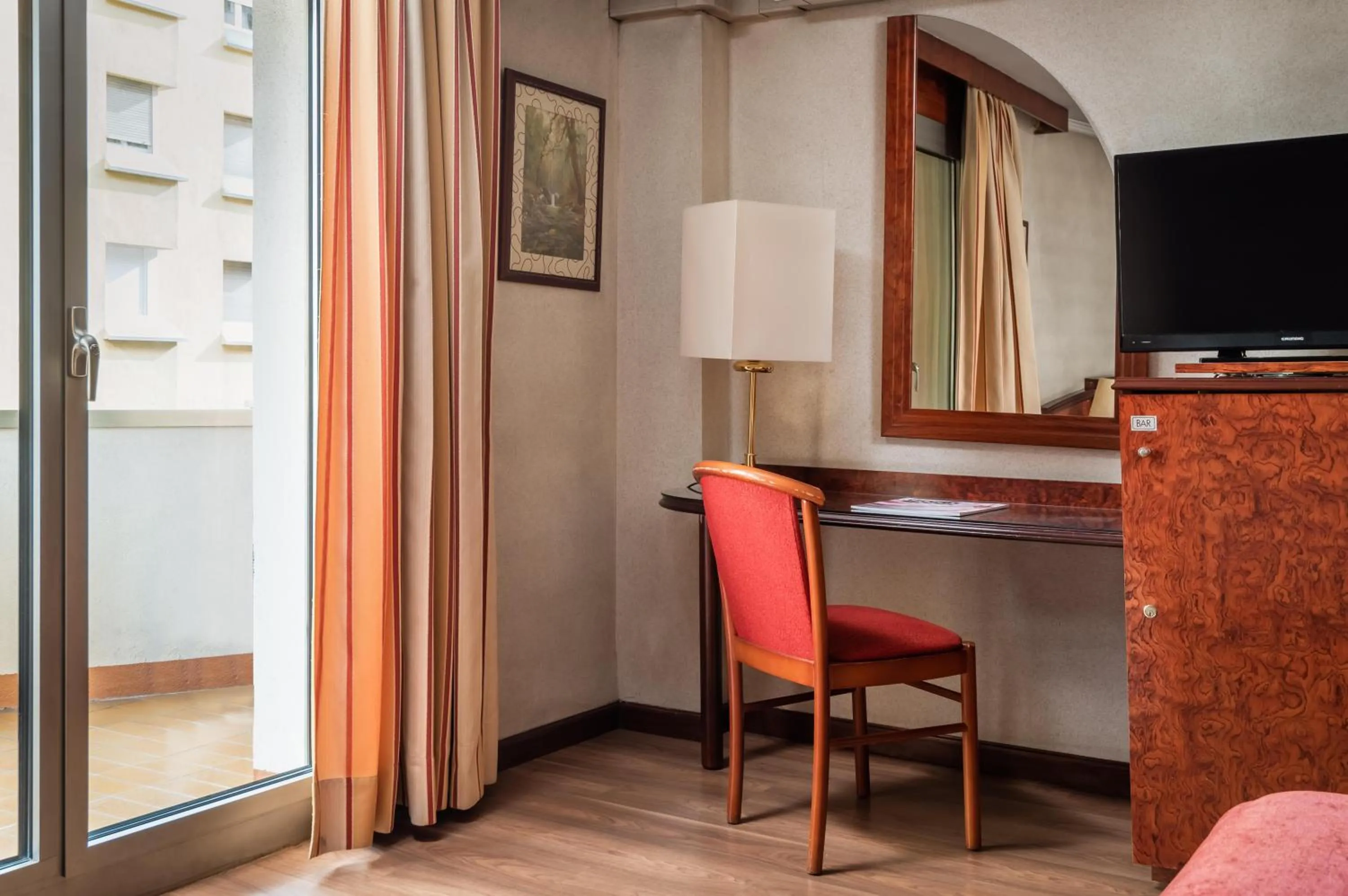 Photo of the whole room in ALEGRIA President