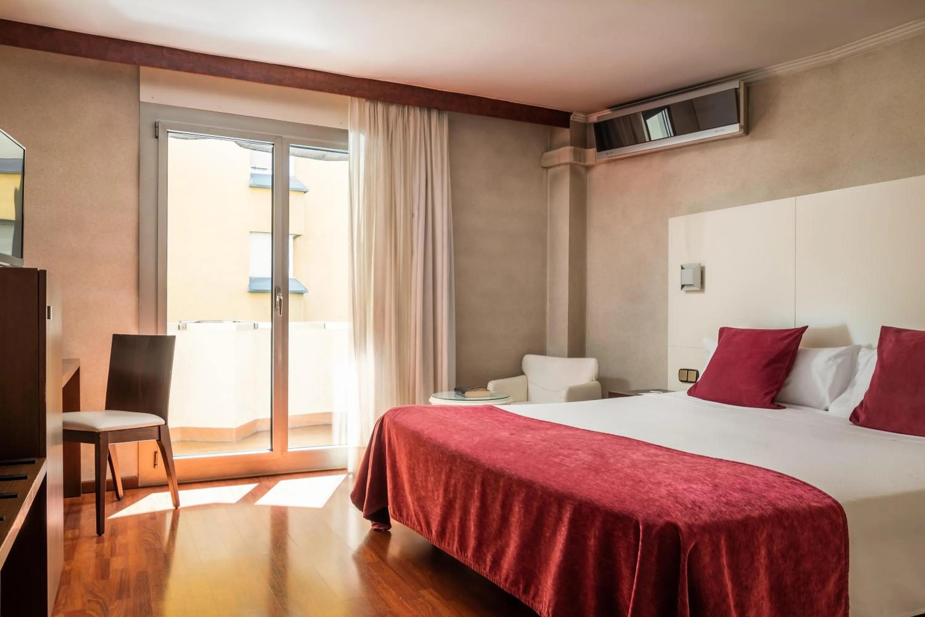 Photo of the whole room, Bed in ALEGRIA President