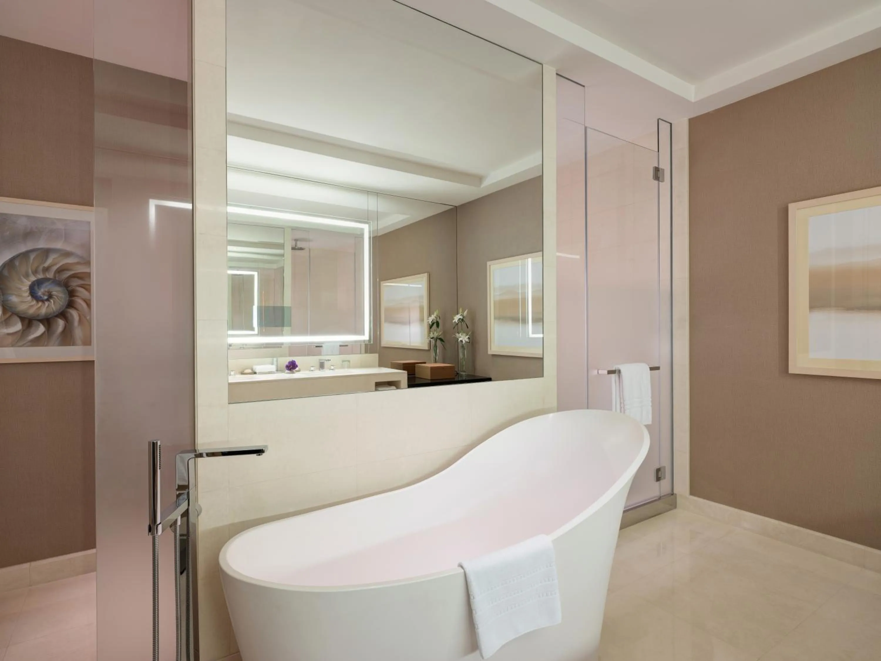Bath in Four Seasons Hotel Dubai International Financial Centre