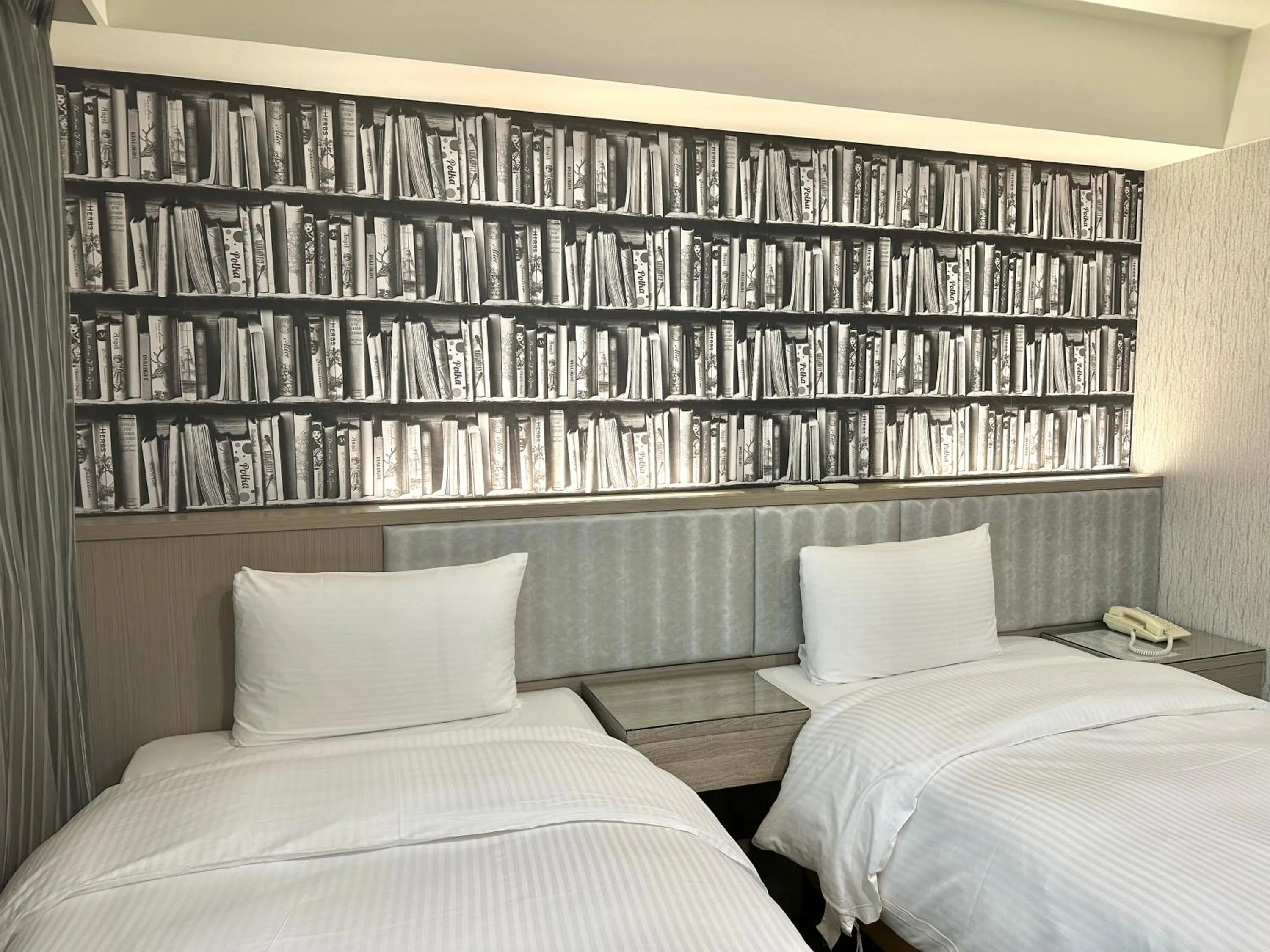 room service, Bed in Mei Hotel