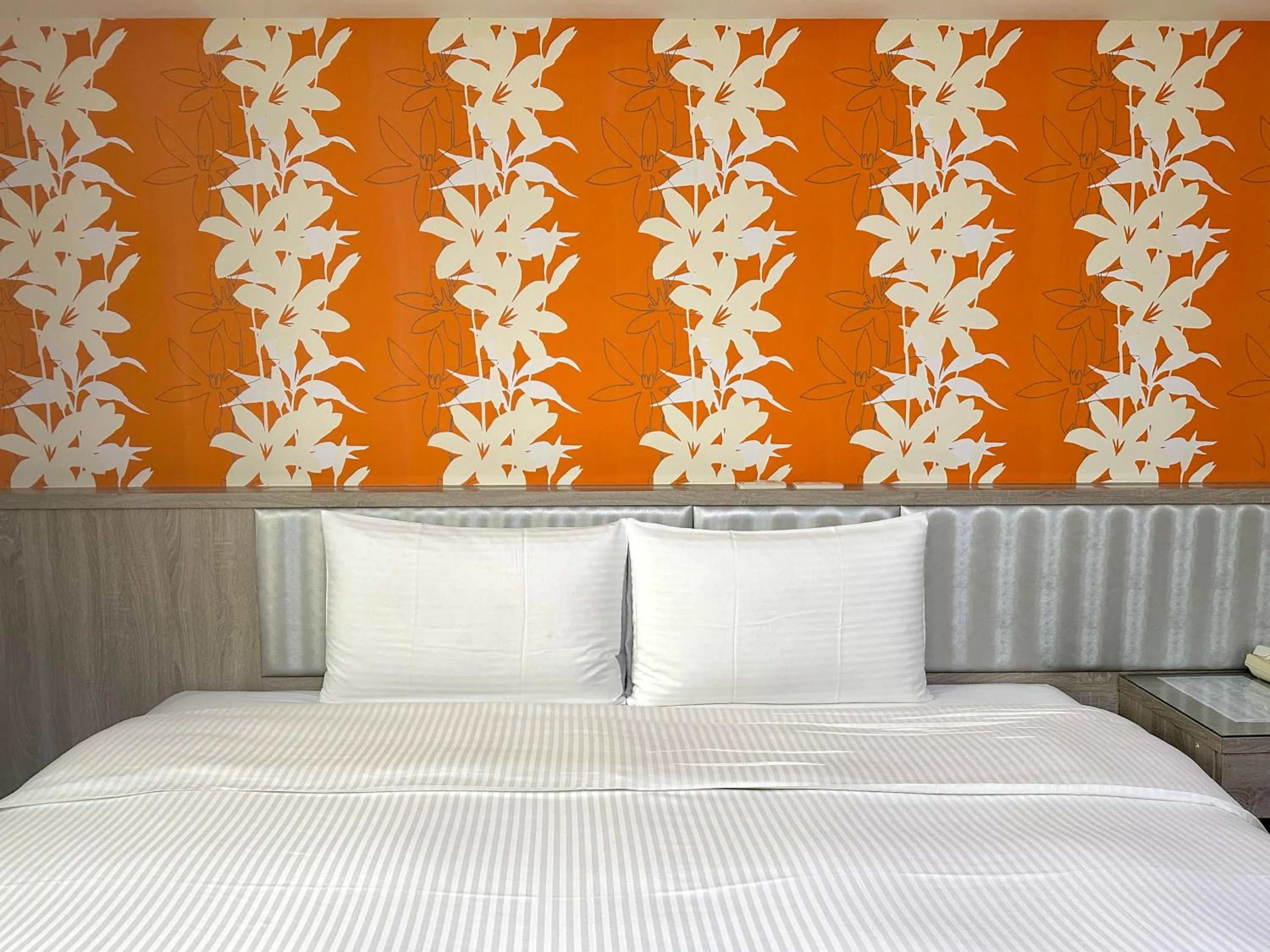 Property building, Bed in Mei Hotel