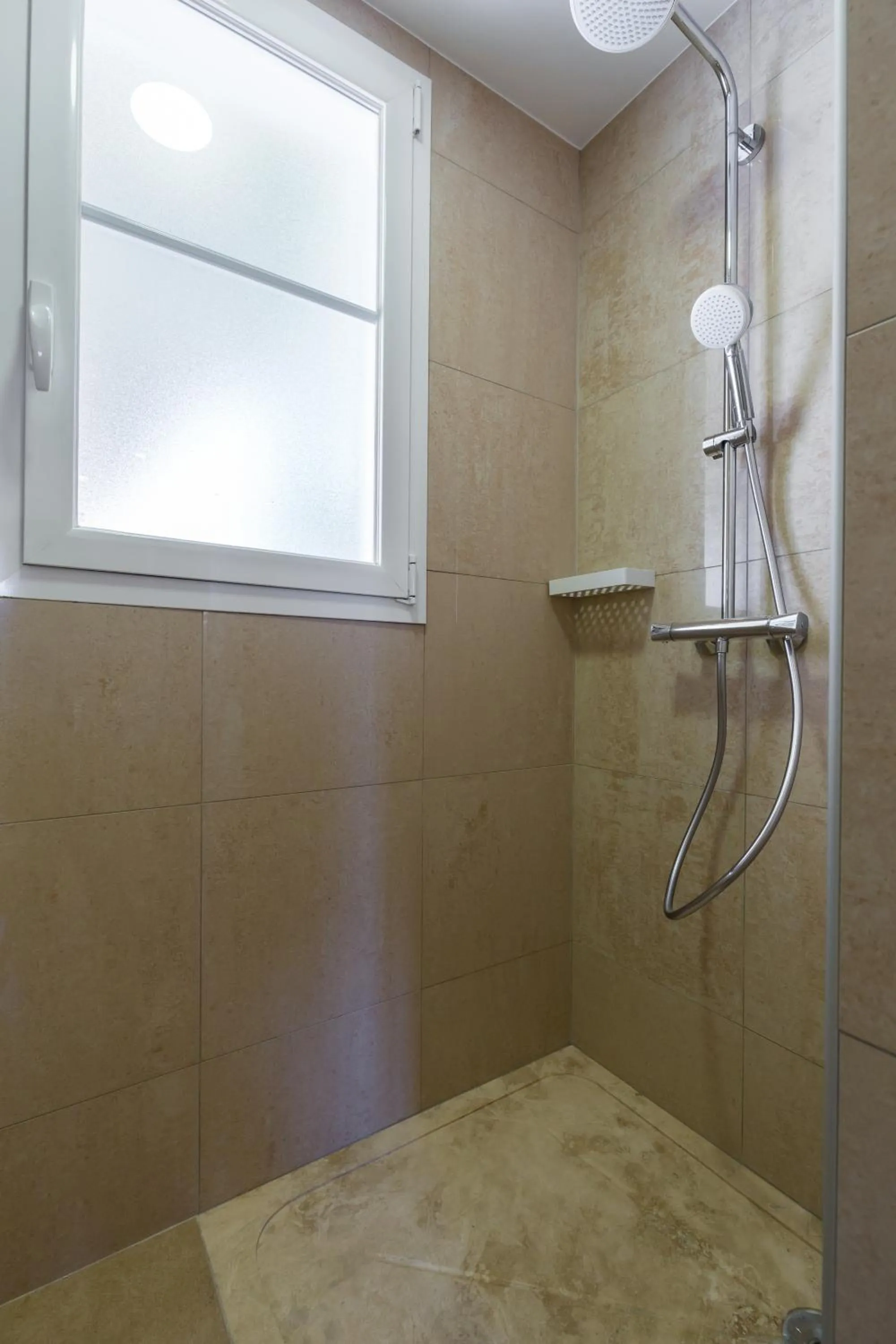 Shower in Palais Saint Pierre