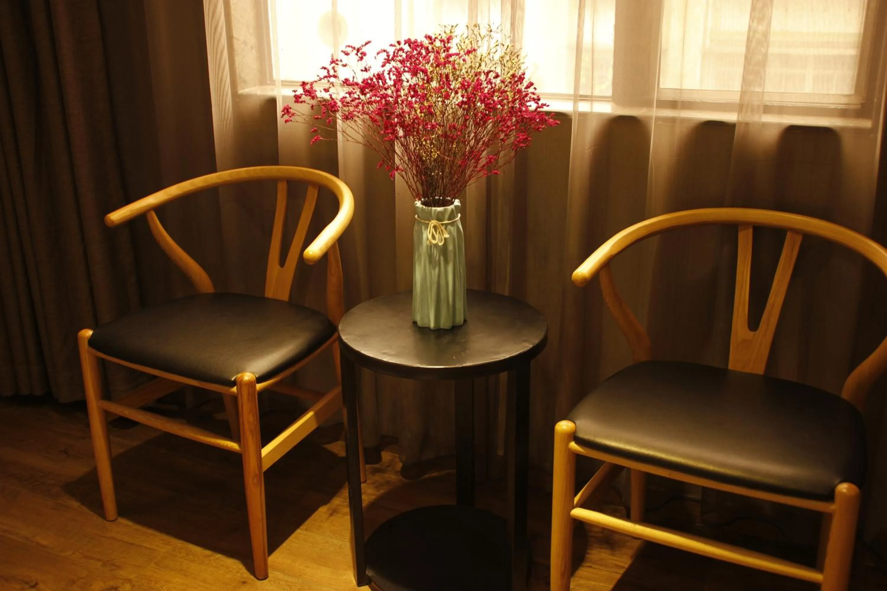 Seating area in lnsail Hotel Shenzhen Luohu Port Railway Station