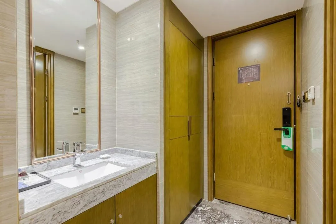 Shower in lnsail Hotel Shenzhen Luohu Port Railway Station