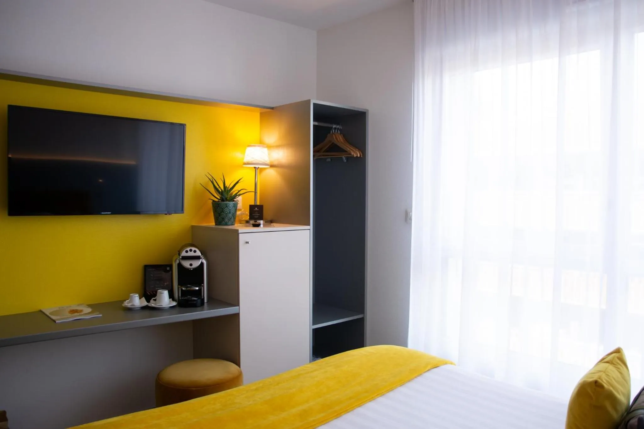 TV and multimedia, Bed in Colmar Hotel