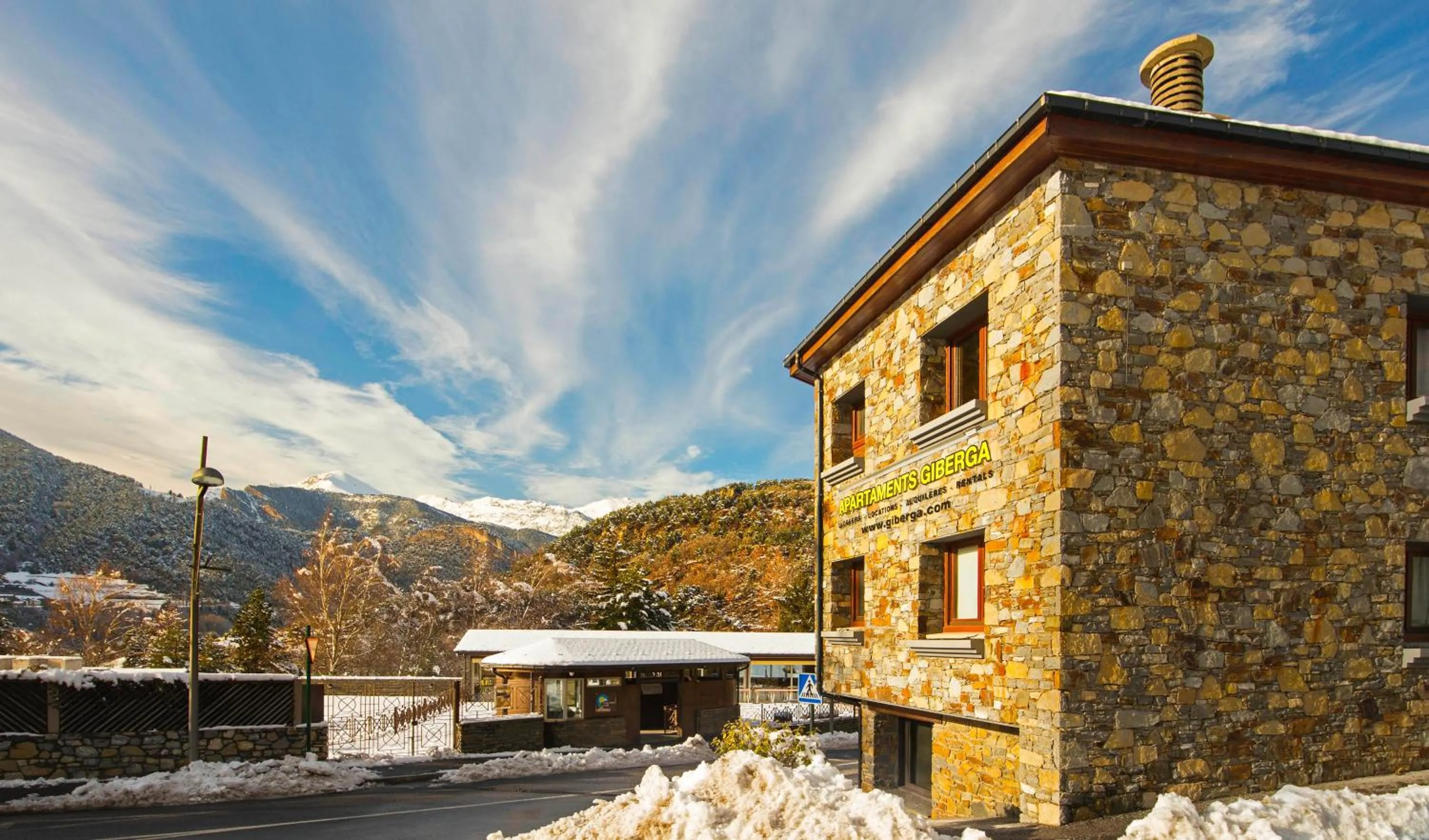 Property building in Apartaments Giberga