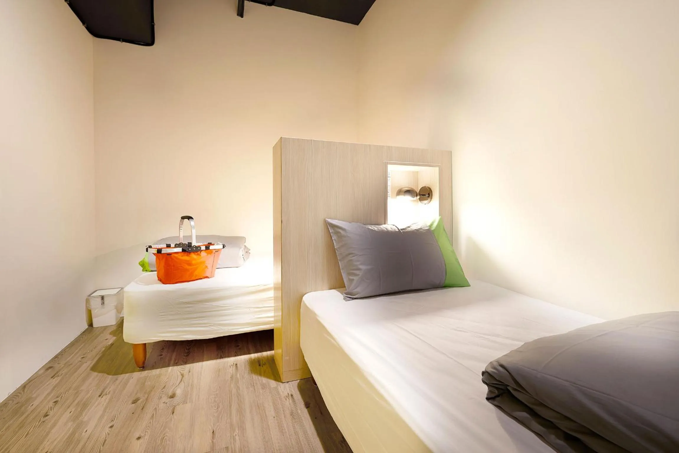 bunk bed, Bed in Ease Single Inn