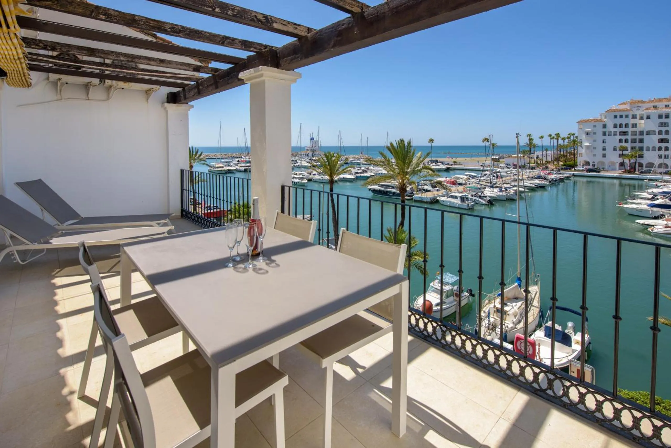 Beautiful Duquesa Harbour apt 2001