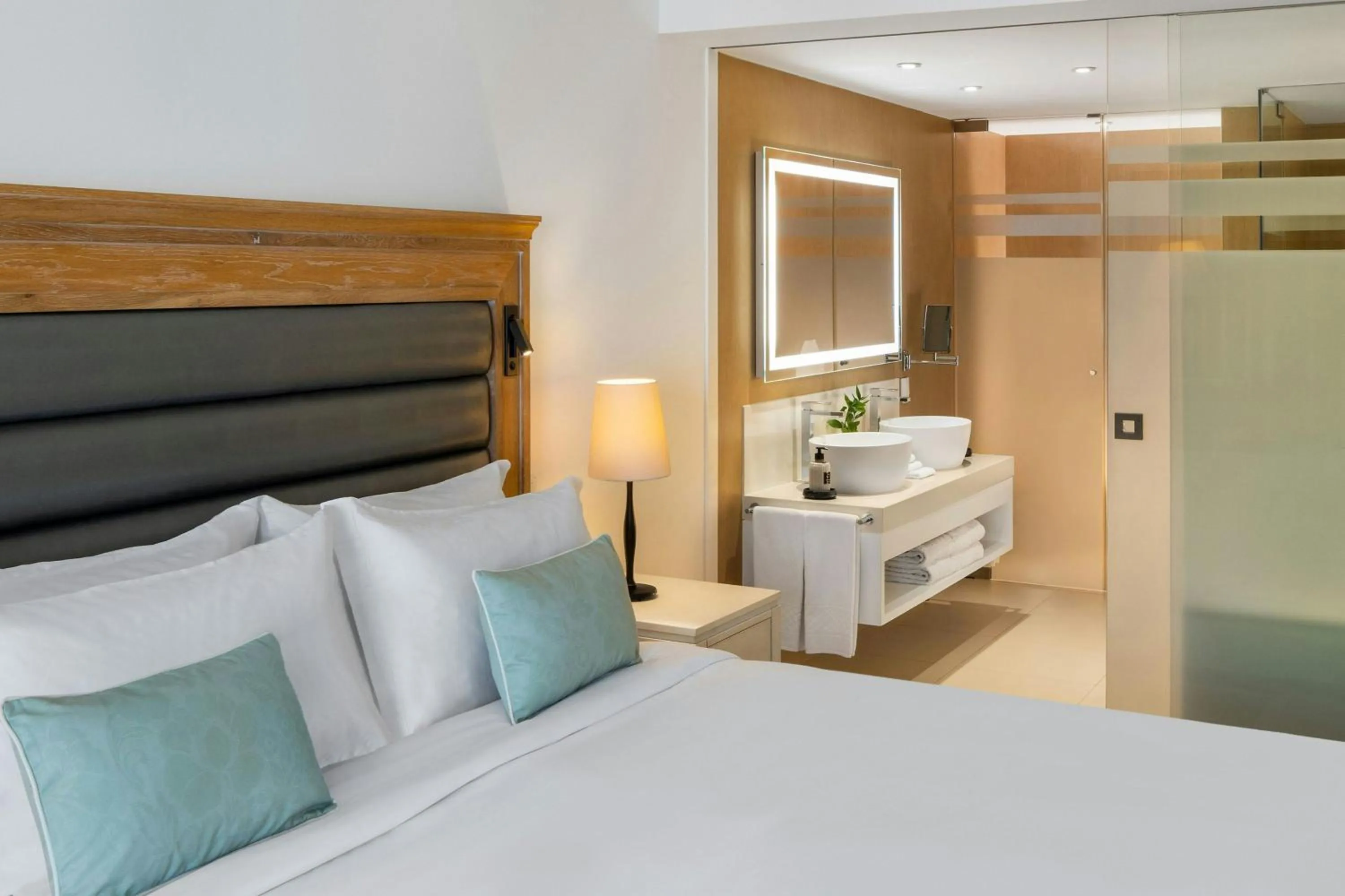 Bedroom, Bed in Pine Cliffs Ocean Suites, a Luxury Collection Resort & Spa, Algarve