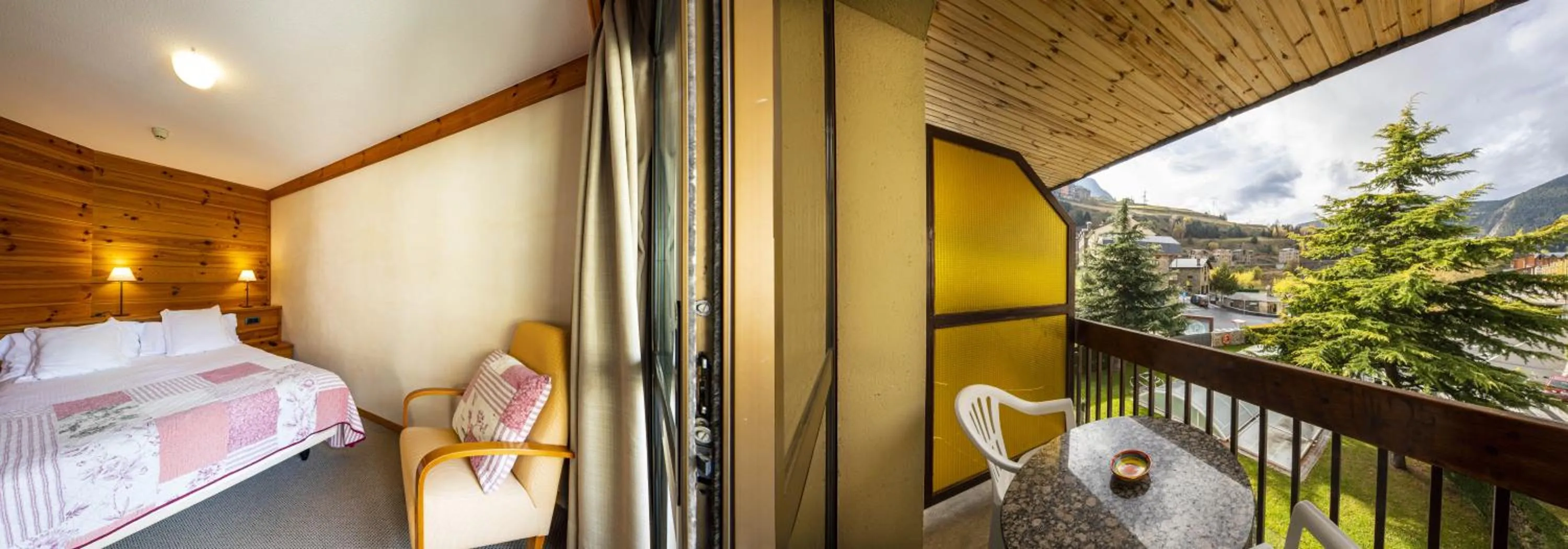 View (from property/room), Bed in Hotel Bonavida