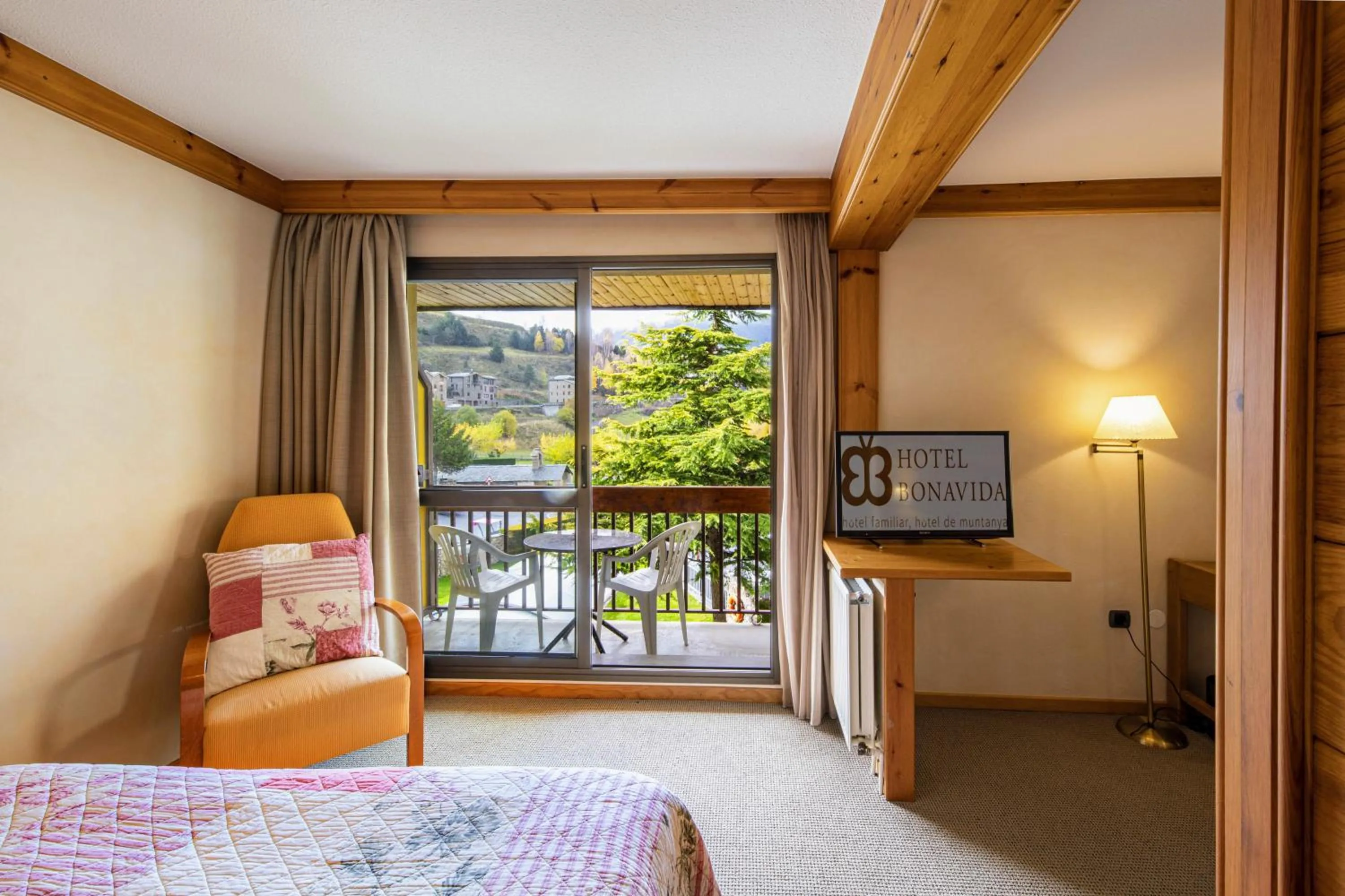 View (from property/room), Bed in Hotel Bonavida