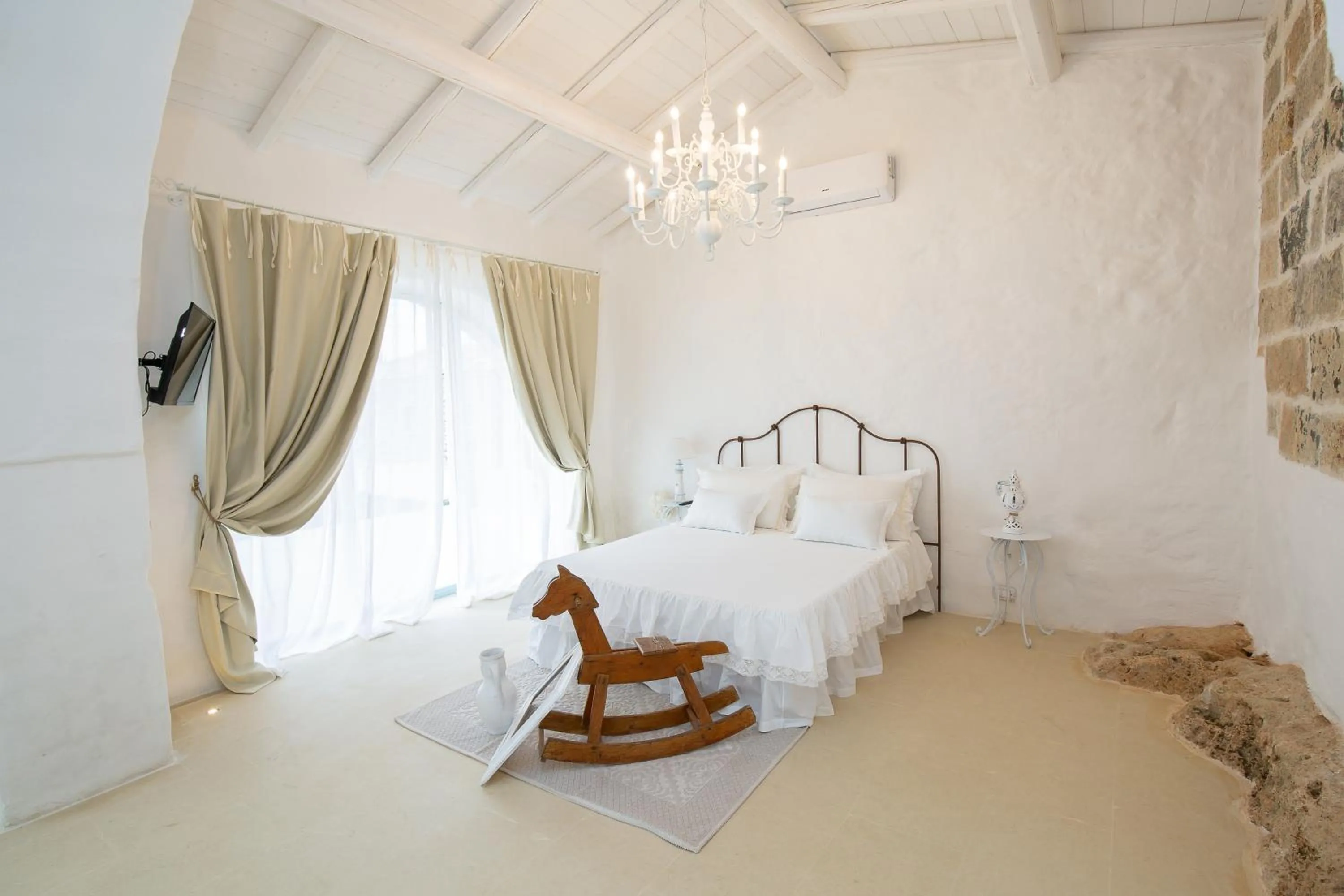 Photo of the whole room, Bed in Masseria Violante Boutique Hotel