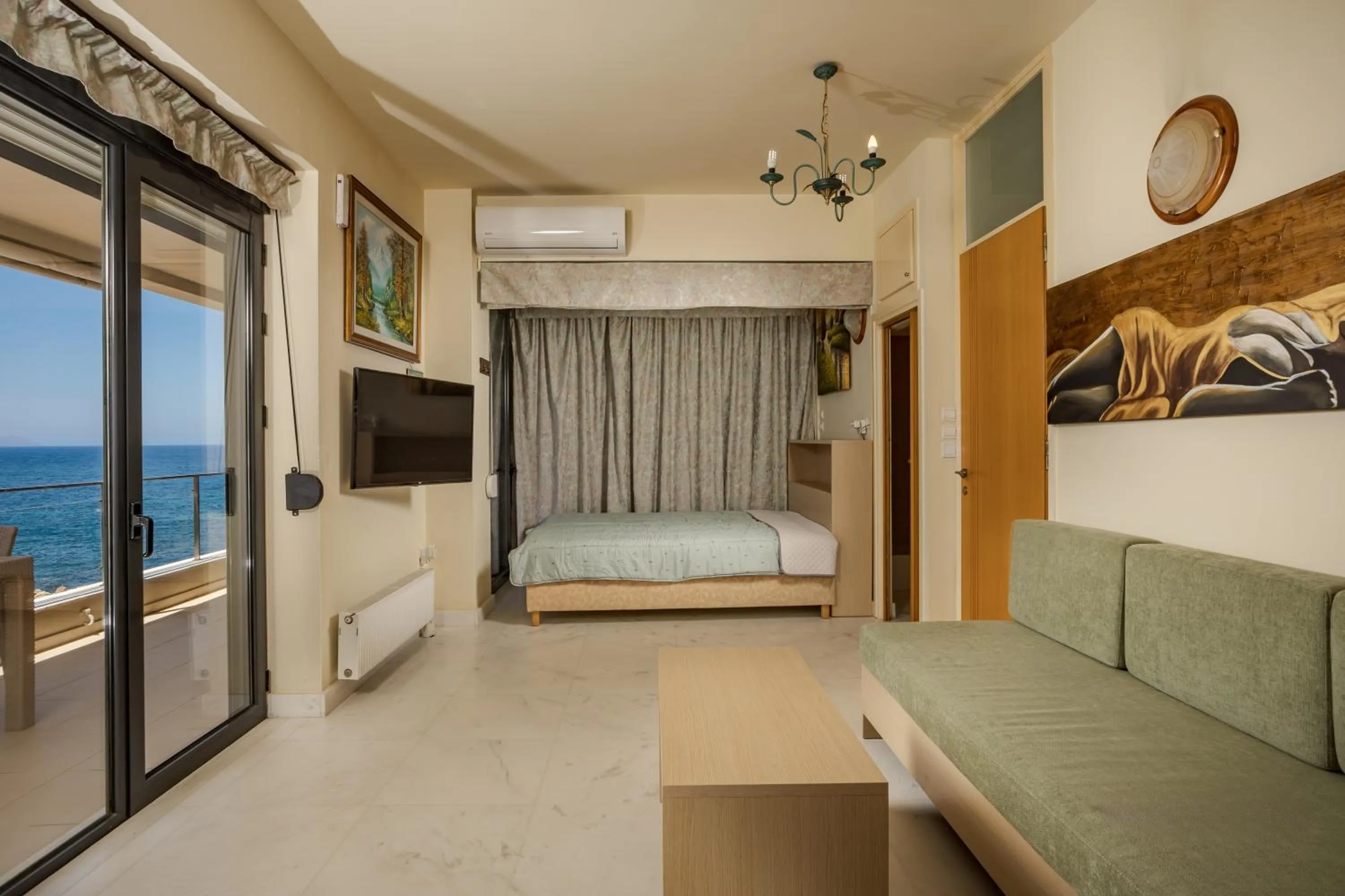 Communal lounge/ TV room, Bed in Panoramic Sea View