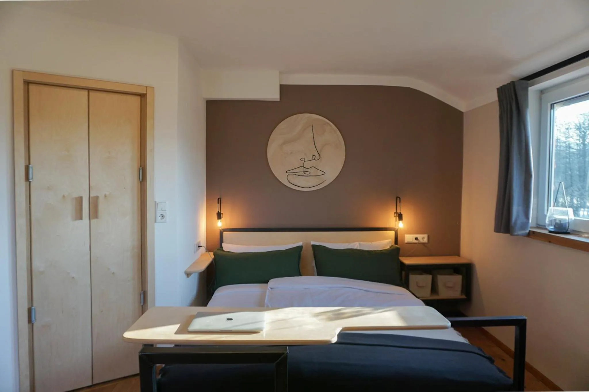 Bed in Hofgut Langenborn Wohnen auf Zeit möblierte Apartments Aschaffenburg Alzenau Frankfurt