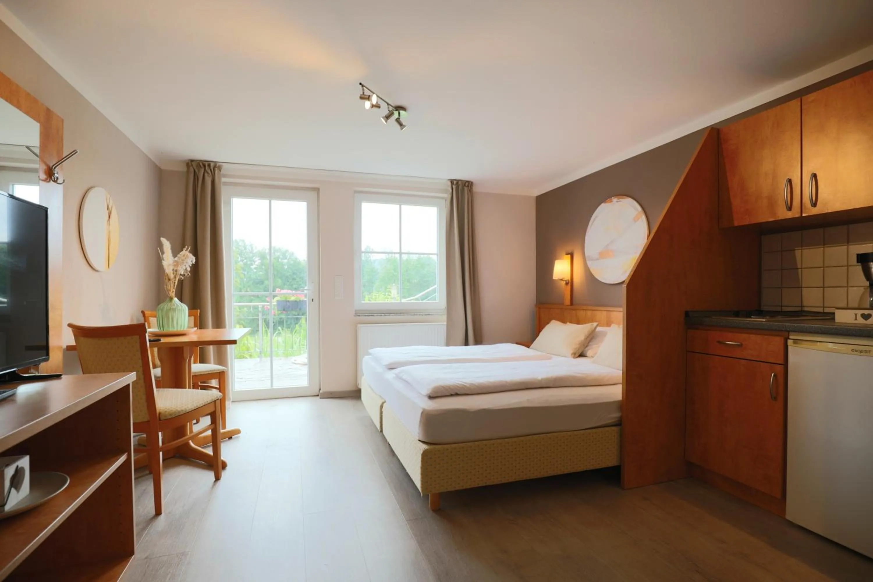 Photo of the whole room, Bed in Hofgut Langenborn Wohnen auf Zeit möblierte Apartments Aschaffenburg Alzenau Frankfurt