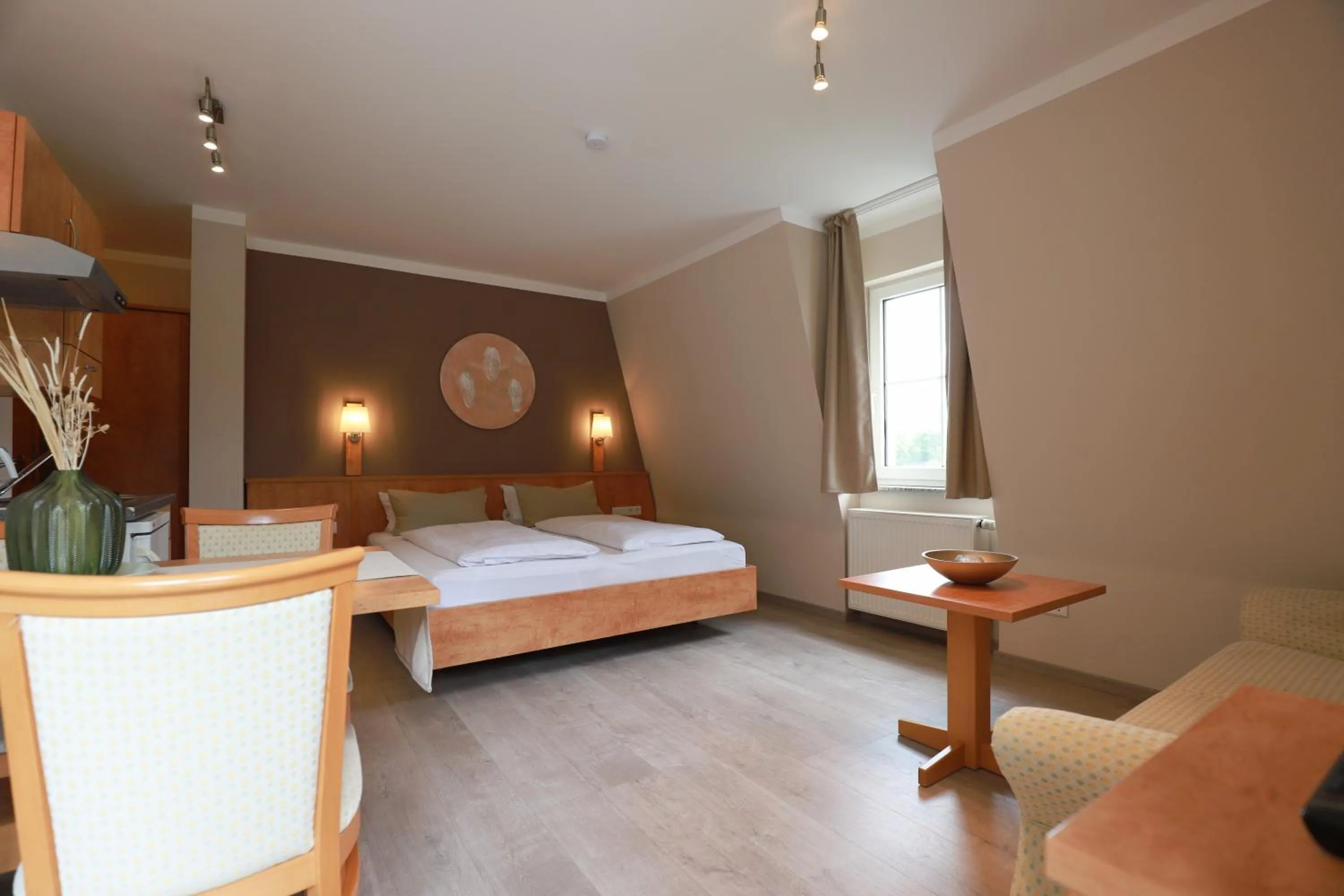 Photo of the whole room, Bed in Hofgut Langenborn Wohnen auf Zeit möblierte Apartments Aschaffenburg Alzenau Frankfurt