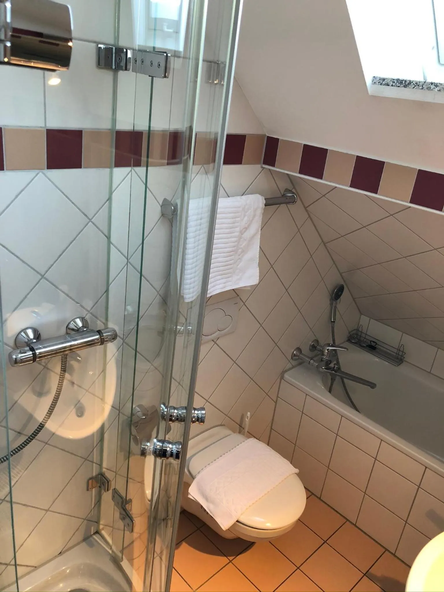 Toilet in Hofgut Langenborn Wohnen auf Zeit möblierte Apartments Aschaffenburg Alzenau Frankfurt