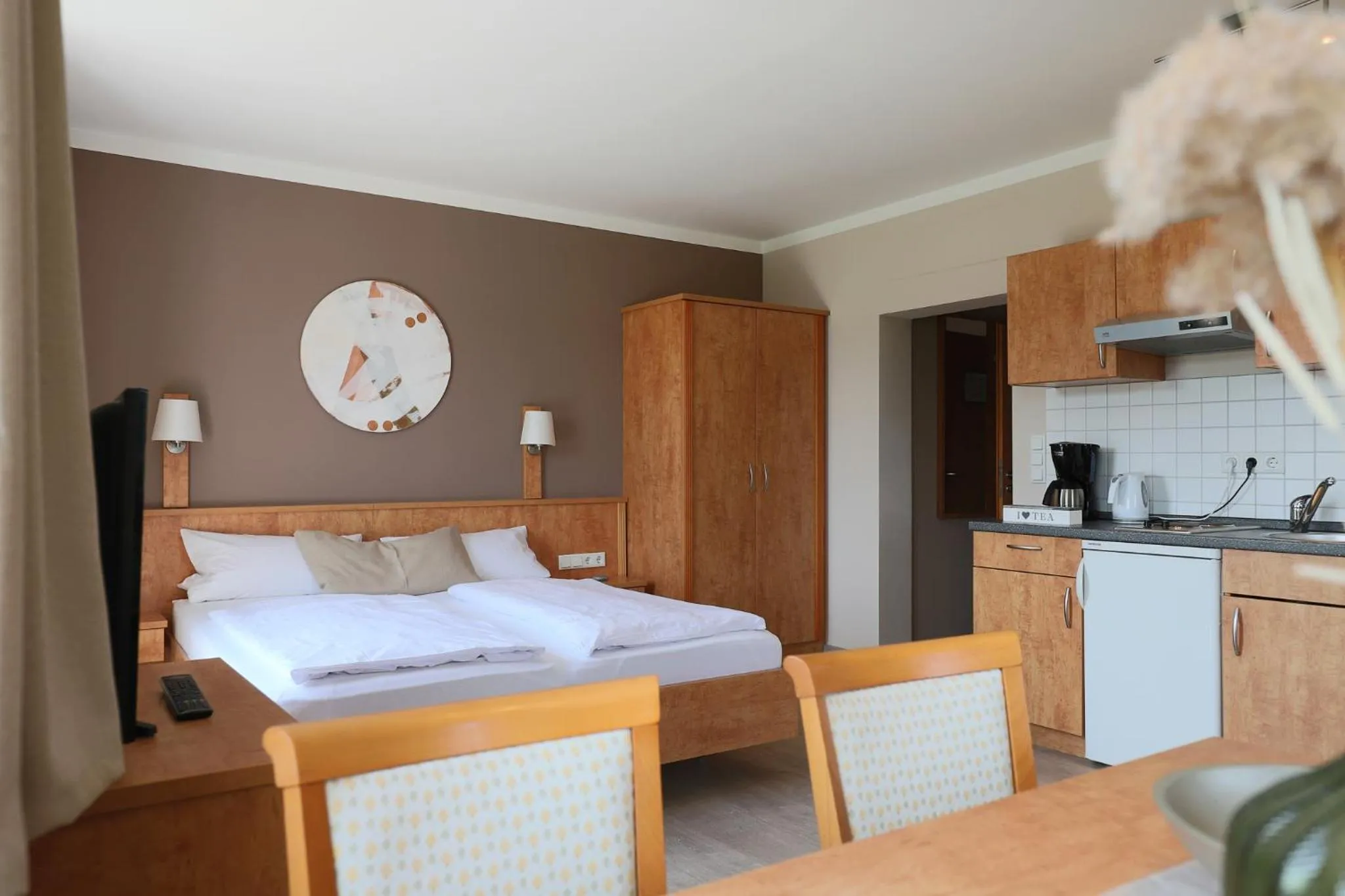 Bed in Hofgut Langenborn Wohnen auf Zeit möblierte Apartments Aschaffenburg Alzenau Frankfurt