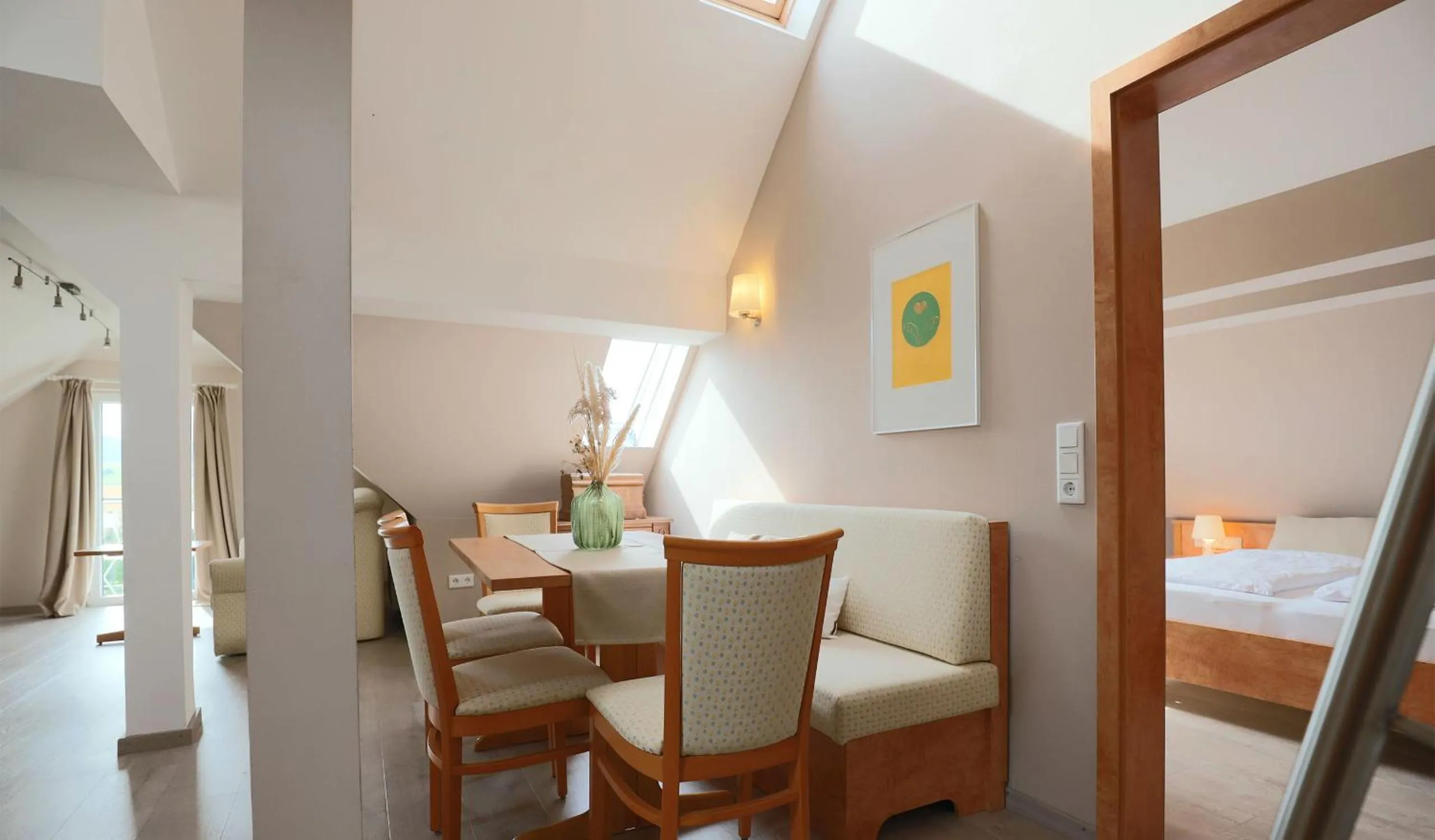 Dining area, Bed in Hofgut Langenborn Wohnen auf Zeit möblierte Apartments Aschaffenburg Alzenau Frankfurt