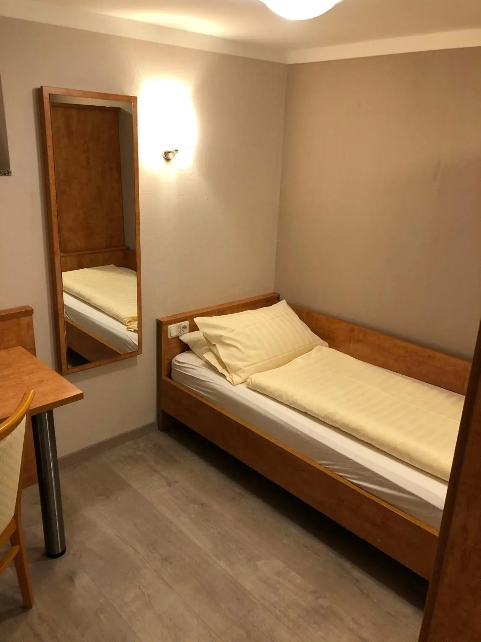 Small Single Room - single occupancy in Hofgut Langenborn Wohnen auf Zeit möblierte Apartments Aschaffenburg Alzenau Frankfurt Small Single Room - single occupancy in Hofgut Langenborn Wohnen auf Zeit möblierte Apartments Aschaffenburg Alzenau Frankfurt