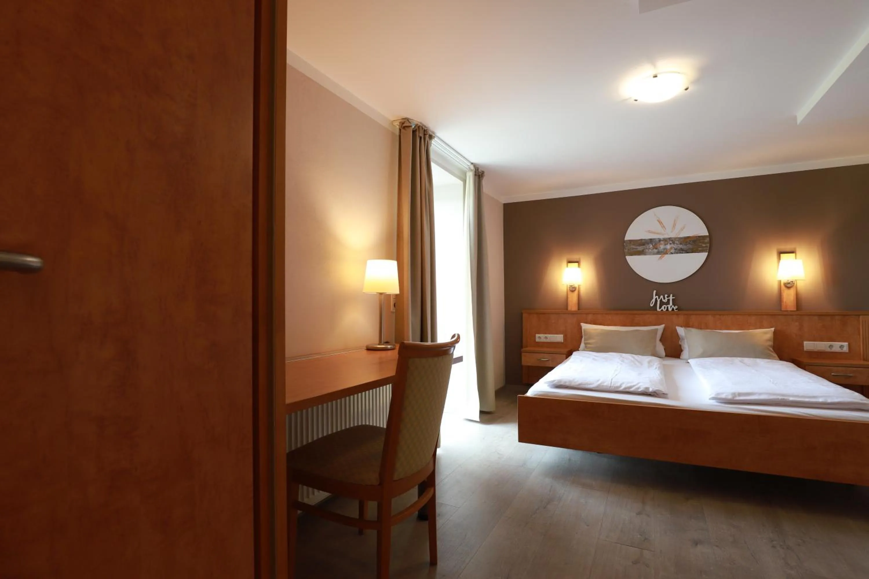 Bed in Hofgut Langenborn Wohnen auf Zeit möblierte Apartments Aschaffenburg Alzenau Frankfurt