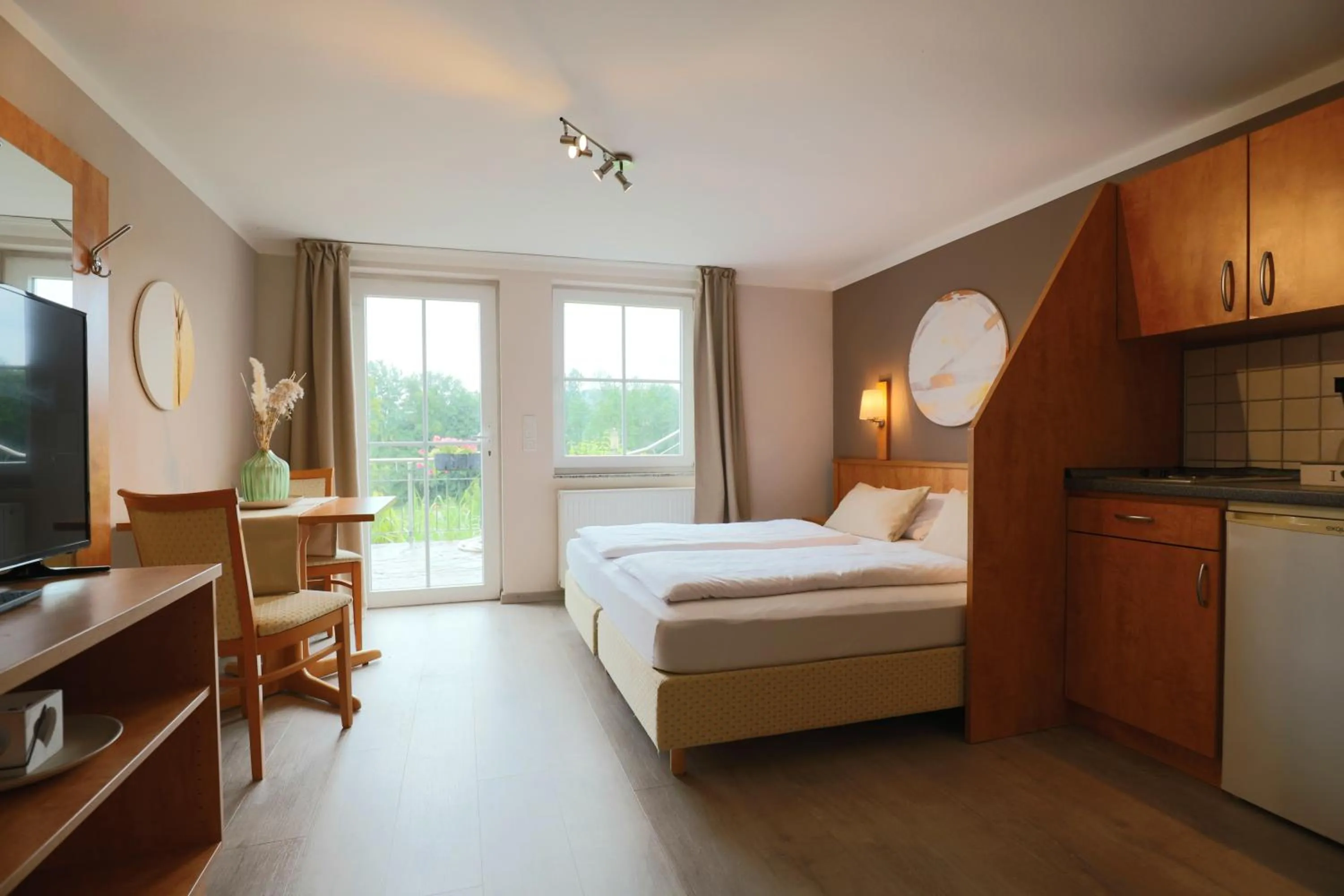 Photo of the whole room, Bed in Hofgut Langenborn Wohnen auf Zeit möblierte Apartments Aschaffenburg Alzenau Frankfurt