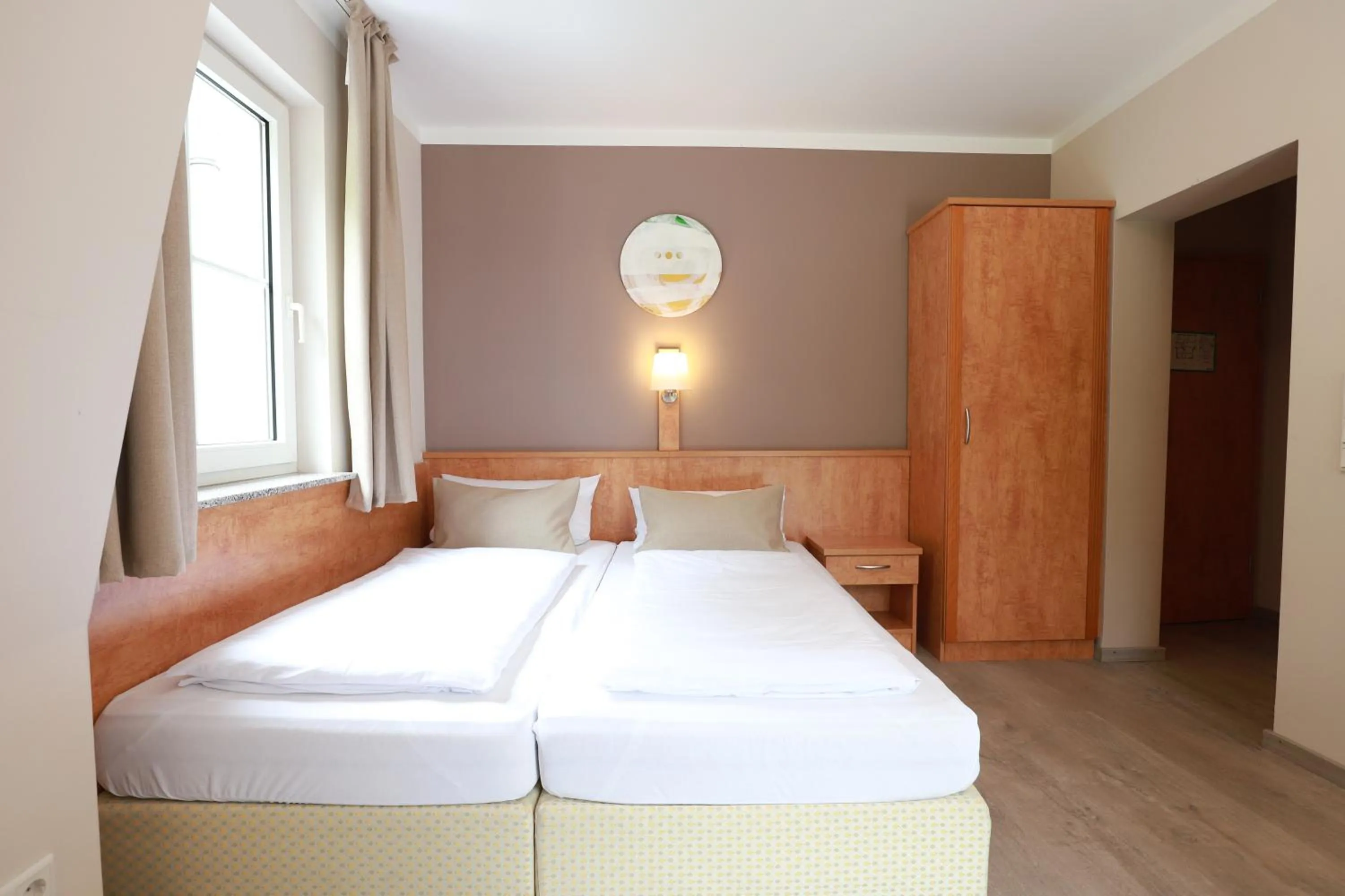 Bed in Hofgut Langenborn Wohnen auf Zeit möblierte Apartments Aschaffenburg Alzenau Frankfurt