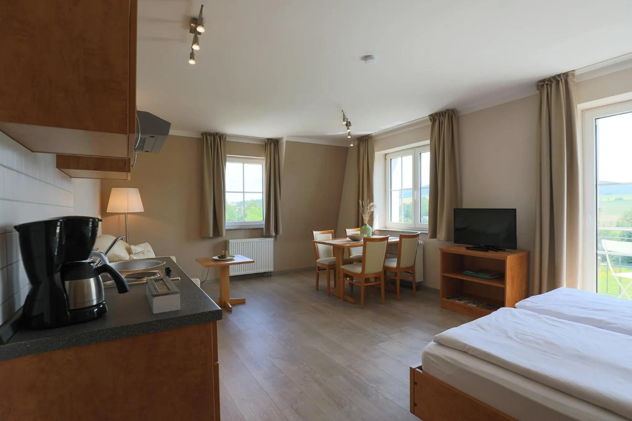 TV and multimedia, Bed in Hofgut Langenborn Wohnen auf Zeit möblierte Apartments Aschaffenburg Alzenau Frankfurt