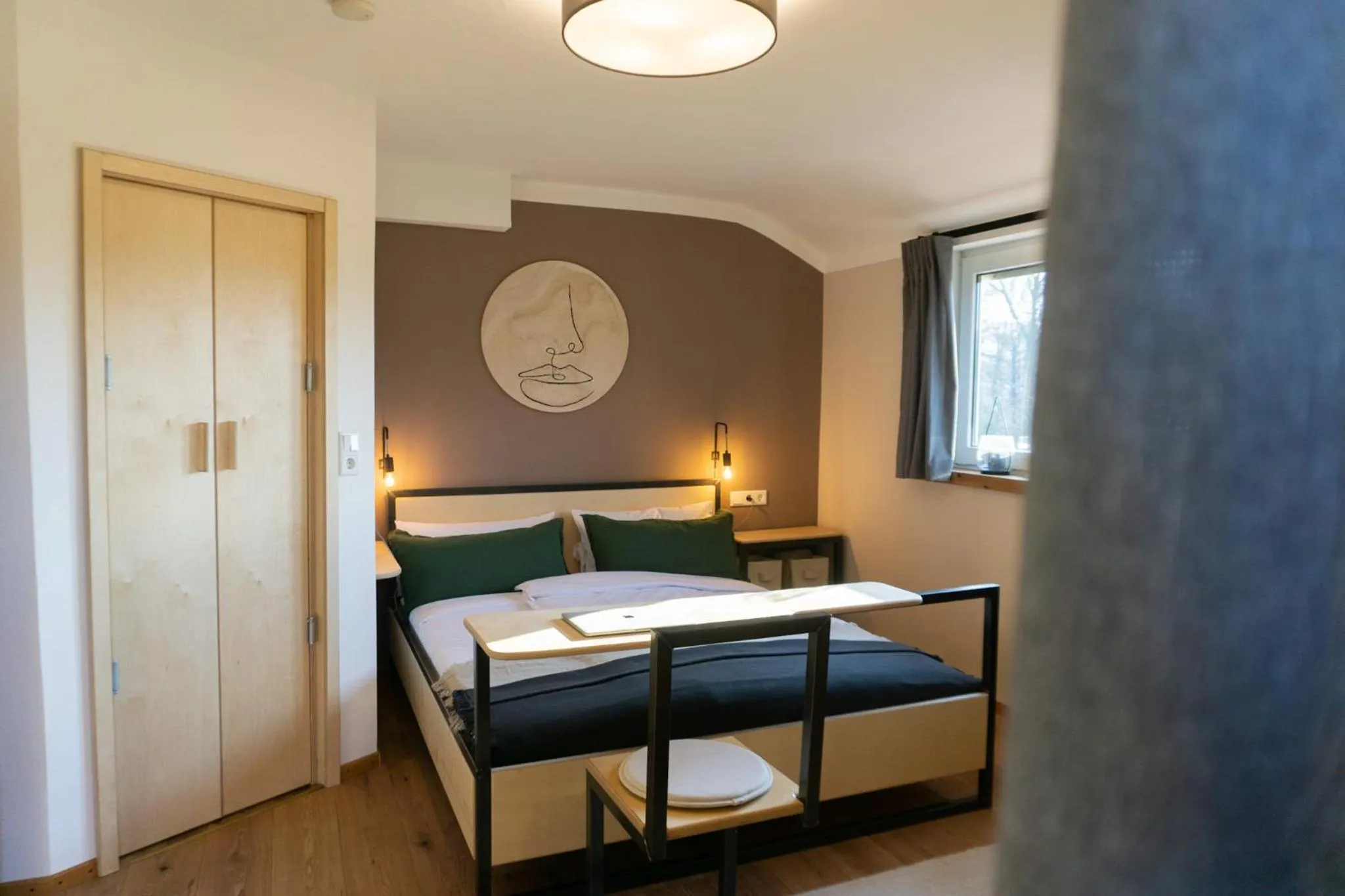 Bed in Hofgut Langenborn Wohnen auf Zeit möblierte Apartments Aschaffenburg Alzenau Frankfurt