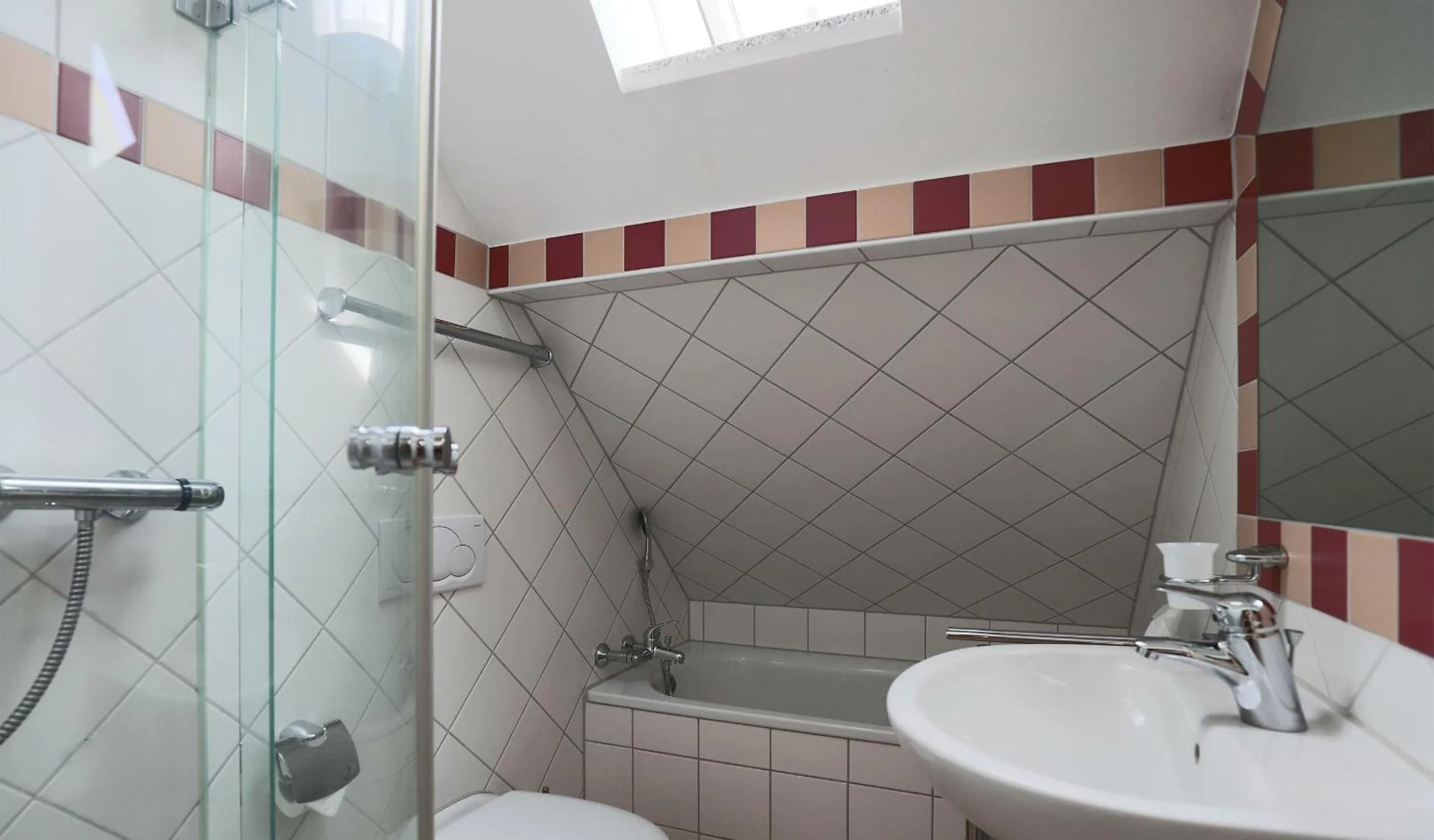 Shower in Hofgut Langenborn Wohnen auf Zeit möblierte Apartments Aschaffenburg Alzenau Frankfurt