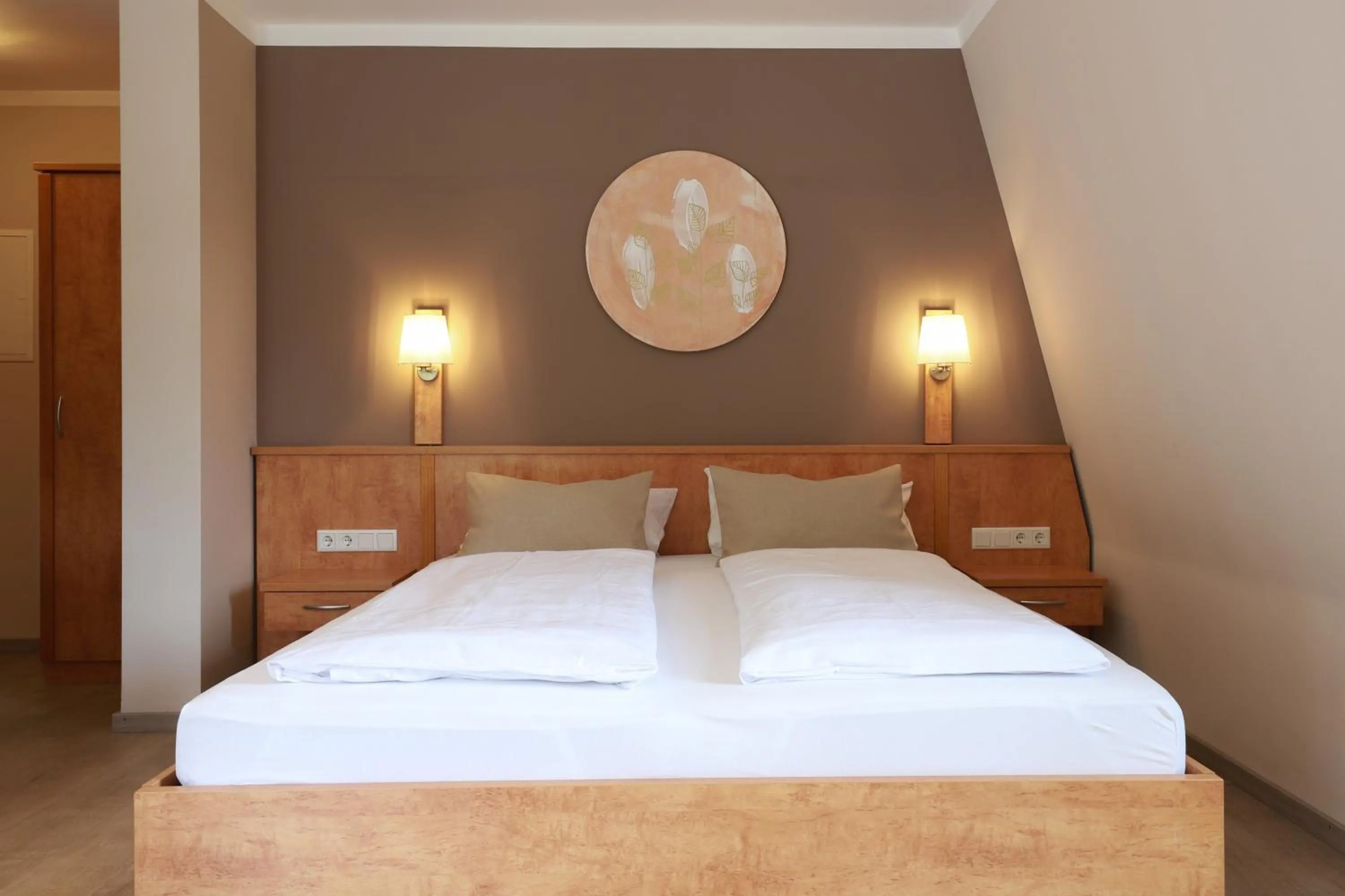 Bed in Hofgut Langenborn Wohnen auf Zeit möblierte Apartments Aschaffenburg Alzenau Frankfurt